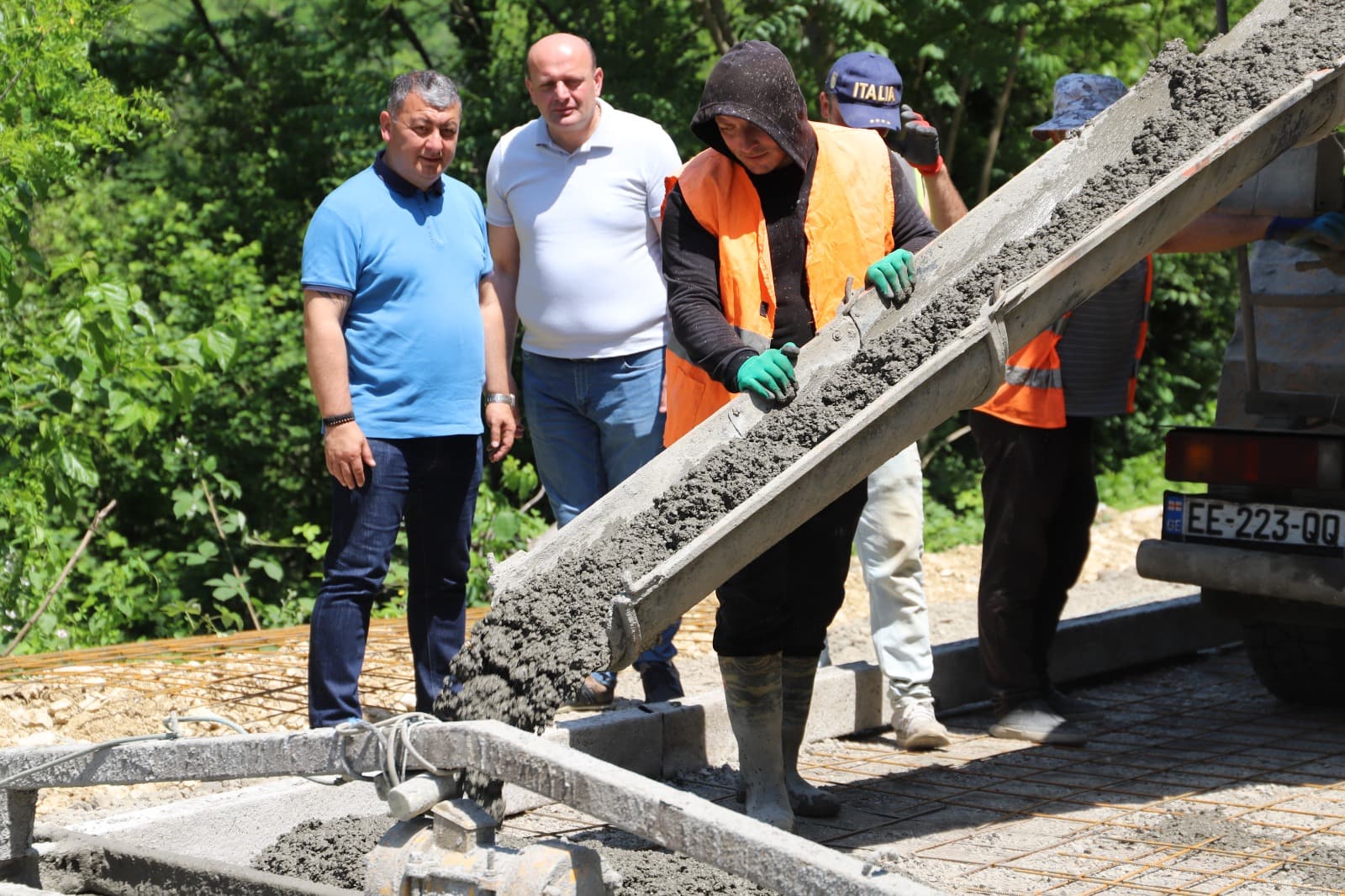<p style="text-align: justify">თერჯოლის მუნიციპალიტეტის მერმა საკრებულოს თავმჯდომარესთან ერთად, 4 სოფლის გზის სარეაბილიტაციო სამუშაოები დაათვალიერა. მანუჩარ რობაქიძე ადგილზე გაეცნო რეაბილიტაციის პროცესს: ჭოგნარში, სარბევში, თუზსა და ნავენახევში და სამუშაოების მწარმოებლებისგან პროექტის დეტალები მოისმინა.</p><p style="text-align: justify">სოფელ&nbsp;ჭოგნარში მიმდინარეობს ცენტრალური გზის სარეაბილიტაციო სამუშაოები, პროექტი გარდამავალია და დასრულდება 2026 წელს, პროექტის ფარგლებში არმირებული ბეტონის საფარით რეაბილიტაცია ჩაუატრდება 1,4 კმ გზას. ხელშეკრულების ღირებულება შეადგენს 685543 ლარს.</p><p style="text-align: justify">სოფელ სარბევში მიმდინარეობს საუბნო გზის (ავალიანების უბანი) სარეაბილიტაციო სამუშაოები, პროექტი გარდამავალია და სამუშაოები დასრულდება 2026 წელს, პროექტის ფარგლებში არმირებული ბეტონის საფარით რეაბილიტაცია ჩაუატრდება &nbsp;900 გრძ/მ გზას. ხელშეკრულების ღირებულება შეადგენს 248855 ლარს.</p><p style="text-align: justify">სოფელ თუზში თავასასთან დამაკავშირებელი გზა ეწყობა, პროექტის ფარგლებში არმირებული ბეტონის საფარით რეაბილიტაცია ჩაუატრდება 400 გრძ/მ გზას. &nbsp;ხელშეკრულების ღირებულება შეადგენს 173105 ლარს.</p><p style="text-align: justify">სოფელ&nbsp;ნავენახევში საუბნო გზის სარეაბილიტაციო სამუშაოები ხორციელდება, პროექტის ფარგლებში არმირებული ბეტონის საფარით რეაბილიტაცია ჩაუატრდება &nbsp;900 გრძ/მ გზას. ხელშეკრულების ღირებულება შეადგენს 350000 ლარს.</p><p style="text-align: justify">თერჯოლის &nbsp;მუნიციპალიტეტი, 2026 წელს, რეგიონული განვითარების ფონდიდან ადგილობრივი ბიუჯეტის თანადაფინანსებით 20 საგზაო პროექტს ახორციელებს. მიმდინარე წელს გზების მოწყობა-რეაბილიტაციაზე 4 426 236 ლარი დაიხარჯება.</p>