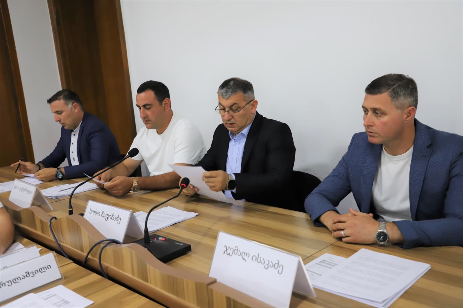 <p style="text-align: justify">თერჯოლის მუნიციპალიტეტის საკრებულომ 2026 წლის 12 ივნისს რიგგარეშე სხდომაზე დღის წესრიგით გათვალისწინებული საკითხები დაამტკიცა.</p><p style="text-align: justify">სხდომას საკრებულოს თავმჯდომარე სოსო ჩაფიჩაძე უძღვებოდა.</p><p style="text-align: justify">სხდომაზე, დღის წესრიგის შესაბამისად, განიხილეს და მხარი დაუჭირეს ეკონომიკის და ქონების მართვის საკითხთა კომისიის თავმჯდომარის ბადრი ბუცხრიკიძის, იურიდიულ საკითხთა კომისიის თავმჯდომარის ბიძინა ბუცხრიკიძის და კულტურის, განათლების, სპორტისა და ახალგაზრდულ საქმეთა კომისიის თავმჯდომარის ნინო ოქრუაძის მიერ წარდგენილ საკითხებს.</p><p style="text-align: justify">აღნიშნულ საკითხებზე საკრებულოს სხდომამდე, &nbsp;ეკონომიკის და ქონების მართვის საკითხთა კომისიის, იურიდიულ საკითხთა კომისიის, კულტურის, განათლების, სპორტისა და ახალგაზრდულ საქმეთა კომისიის და ბიუროს სხდომაზე იმსჯელეს.</p><p style="text-align: justify">საკითხების წარმოდგენის შემდგომ სხდომა კითხვა-პასუხის რეჟიმში გაგრძელდა. დეპუტატების შეკითხვებს მერიის სამსახურისა და აიპის ხელმძღვანელები პასუხობდნენ.</p><p style="text-align: justify">სხდომას თერჯოლის მუნიციპალიტეტის მერი - მანუჩარ რობაქიძე, მერის მოადგილეები - ზვიად ბაზაძე, მირზა ქოჩიაშვილი &nbsp;და მერიის შესაბამისი სამსახურების წარმომადგენლები ესწრებოდნენ.</p><p style="text-align: justify">თერჯოლის მუნიციპალიტეტის საკრებულოს &nbsp;2026 წლის 12 ივნისის რიგგარეშე &nbsp;სხდომის<br>დღის წესრიგი:</p><p style="text-align: justify">1. "თერჯოლის მუნიციპალიტეტის მერიის პირველადი სტრუქტურული ერთეულის-სივრცითი მოწყობის, ინფრასტრუქტურისა და არქიტექტურის სამსახურის დებულების დამტკიცების შესახებ“ თერჯოლის მუნიციპალიტეტის საკრებულოს &nbsp;2018 წლის 26 იანვრის №6 დადგენილებაში ცვლილების შეტანის თაობაზე (თერჯოლის მუნიციპალიტეტის მერის 2026 წლის 08 ივნისის №28-282615953 წერილი);<br>მომხ: ბ. ბუცხრიკიძე</p><p style="text-align: justify">2. "თერჯოლის მუნიციპალიტეტის მერიის პირველადი სტრუქტურული ერთეულის – ზედამხედველობის &nbsp;სამსახურის დებულების დამტკიცების შესახებ“ &nbsp;თერჯოლის მუნიციპალიტეტის საკრებულოს &nbsp;2018 წლის 26 იანვრის №9 დადგენილებაში ცვლილების შეტანის თაობაზე (თერჯოლის მუნიციპალიტეტის მერის 2026 წლის 08 ივნისის №28-282615953 წერილი);<br>მომხ: ბ. ბუცხრიკიძე</p><p style="text-align: justify">3. "თერჯოლის მუნიციპალიტეტის მერიის პირველადი სტრუქტურული ერთეულის – ეკონომიკისა და ქონების მართვის სამსახურის დებულების დამტკიცების შესახებ“ &nbsp;თერჯოლის მუნიციპალიტეტის საკრებულოს &nbsp;2018 წლის 26 იანვრის №10 დადგენილებაში ცვლილების შეტანის თაობაზე (თერჯოლის მუნიციპალიტეტის მერის 2026 წლის 08 ივნისის №28-282615953 წერილი);<br>მომხ: ბ. ბუცხრიკიძე</p><p style="text-align: justify">4.&nbsp;თერჯოლის მუნიციპალიტეტის მერიის თანამდებობის პირთა და საჯარო მოსამსახურეთა თანამდებობების რანგირების, თანამდებობრივი სარგოების ოდენობების განსაზღვრისა და საშტატო ნუსხის დამტკიცების შესახებ“ თერჯოლის მუნიციპალიტეტის საკრებულოს 2018 წლის 26 იანვრის №14 დადგენილებაში ცვლილების შეტანის თაობაზე(თერჯოლის მუნიციპალიტეტის მერის 2026 წლის 08 ივნისის №28-282615953 წერილი);<br>მომხ: ბ. ბუცხრიკიძე</p><p style="text-align: justify">5. "თერჯოლილის მუნიციპალიტეტის მერიასა და &nbsp;საკრებულოში შრომითი ხელშეკრულებით დასაქმებულ პირთა რიცხოვნობის განსაზღვრის შესახებ“ &nbsp;თერჯოლის მუნიციპალიტეტის საკრებულოს 2025 წლის &nbsp;03 &nbsp;დეკემბრის №გ-29.2925337001 &nbsp;განკარგულებაში ცვლილების შეტანის თაობაზე(თერჯოლის მუნიციპალიტეტის მერის 2026 წლის 09 ივნისის №28-282616087 წერილი);<br>მომხ: ბ. ბუცხრიკიძე</p><p style="text-align: justify">6. თერჯოლის მუნიციპალიტეტის მერსა და საქართველოს წითელი ჯვრის საზოგადოებას შორის ერთობლივი პროექტის განხორციელების მიზნით ხელშეკრულების გაფორმებაზე თანხმობის გაცემის შესახებ(თერჯოლის მუნიციპალიტეტის მერის 2026 წლის 09 ივნისის №28-282616088 წერილი);<br>მომხ: ბ. ბუცხრიკიძე</p><p style="text-align: justify">7.&nbsp;თერჯოლის მუნიციპალიტეტის მერისათვის თანხმობის მიცემის შესახებ ( თანხმობა მერს, რომ ქალაქ თერჯოლაში მდებარე ს/კ 33.09.42.1095-ით რეგისტრირებული 16 კვ.მ. მიწის ნაკვეთი მოქმედი კანონმდებლობის შესაბამისად, უსასყიდლო უზუფრუქტის ფორმით, სარგებლობის უფლებით, არსებობის ვადით გადასცეს სსიპ გარემოს ეროვნულ სააგენტოს შემდგომში მასზე ავტომატური მეტეოროლოგიური სადგურის განთავსების მიზნით(თერჯოლის მუნიციპალიტეტის მერის წერილი № 28-28261616, 10.06.2026 წ);</p><p style="text-align: justify">/მომხ.ბ.ბუცხრიკიძე/</p><p style="text-align: justify">8.&nbsp; თერჯოლის მუნიციპალიტეტის მერისათვის თანხმობის მიცემის შესახებ (თანხმობა თერჯოლის მუნიციპალიტეტის მერს, რომ ქალაქ თერჯოლაში, რუსთაველის ქ. №109 -ში მდებარე მერიის შენობაში (ს.კ. 33.09.45.945) არსებული 26.42 მ2 ფართი მოქმედი კანონმდებლობის შესაბამისად, უსასყიდლო უზუფრუქტის ფორმით, სარგებლობის უფლებით, არსებობის ვადით გადასცეს &nbsp;ა(ა)იპ საქართველოს წითელი ჯვრის საზოგადოებას (ს/კ202051536) &nbsp;(თერჯოლის მუნიციპალიტეტის მერის წერილი № 28-28261617, 10.06.2026 წ);</p><p style="text-align: justify">/მომხ.ბ.ბუცხრიკიძე/</p><p style="text-align: justify">9.&nbsp;ა(ა)იპ თერჯოლის სახელოვნებო განათლების კულტურისა და ტურიზმის მუნიციპალური ცენტრის მიერ 2025 წელს გაწეული მუშაობის ანგარიში, ტურიზმის მიმართულებით (თერჯოლის &nbsp;სახელოვნებო განათლების კულტურისა და ტურიზმის მუნიციპალური ცენტრის დირექტორის წერილი №28-282616220, 11.06. 2026 წ.).</p><p style="text-align: justify">მომხ.: ს.ბუსკივაძე</p>