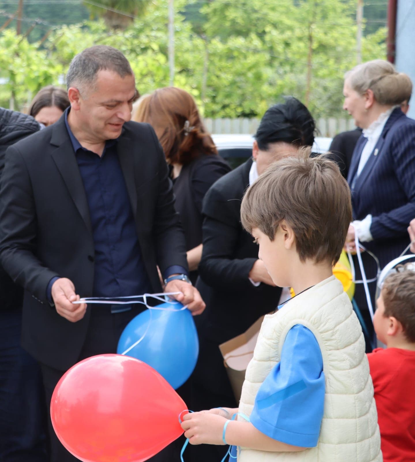 <p style="text-align: justify">წალენჯიხის მუნიციპალიტეტის მერი გუბა საჯაია, მერის მოადგილეებთან, საკრებულოს თავმჯდომარე &nbsp;ცოტნე შონიასთან, საკრებულოს წევრებთან და შესაბამისი სამსახურების წარმომადგენლებთან ერთად, ბავშვთა დაცვის საერთაშორისო დღესთან დაკავშირებით, აუტიზმის სპექტრის მქონე ბავშვთა აბილიტაცია-რეაბილიტაციის ცენტრში იმყოფებოდა. მერმა ბავშვებს საჩუქრები გადასცა და დღევანდელი დღე მიულოცა.&nbsp;</p><p style="text-align: justify">აუტიზმის სპექტრის მქონე ბავშვთა აბილიტაცია-რეაბილიტაციის ცენტრში დღეის მდგომარეობით 31 მოზარდი გადის უფასო თერაპიის კურსს.</p><p style="text-align: justify">აღნიშნული ცენტრი სრულად მუნიციპალიტეტის მერიის მიერ ფინანსდება.</p>