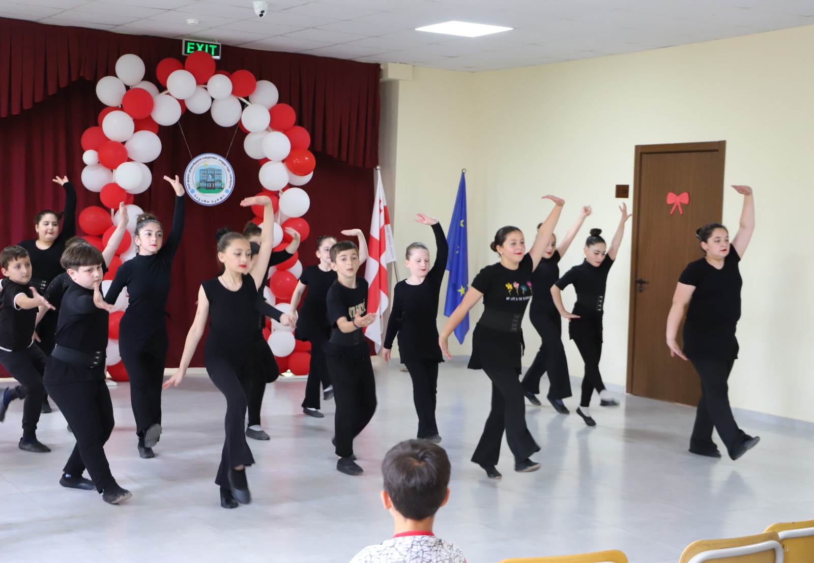 <p style="text-align: justify">თერჯოლის მუნიციპალიტეტის მერმა მანუჩარ რობაქიძემ სოფელ ზედა სიმონეთის ახლად რეაბილიტირებულ საჯარო სკოლაში მწერალ დავით კლდიაშვილის ბიუსტი გახსნა.</p><p style="text-align: justify">მანუჩარ რობაქიძემ მწერლის ღვაწლზე ისაუბრა და ამ დღესთან დაკავშირებულ ღონისძიებას დაესწრო.</p><p style="text-align: justify">ღონისძიებას საკრებულოს თავმჯდომარე სოსო ჩაფიჩაძე, მერის მოადგილეები - ზვიად ბაზაძე და მირზა ქოჩიაშვილი ესწრებოდნენ, ადგილობრივი ხელისუფლების წარმომადგენლებთან ერთად. </p><p style="text-align: justify">დავით კლდიაშვილის ბიუსტი ადგილობრივი ბიზნესმენ დავით გვენეტაძის ფინანსური მხარდაჭერით, მოქანდაკე გიორგი კიკვიძემ შექმნა.</p>
