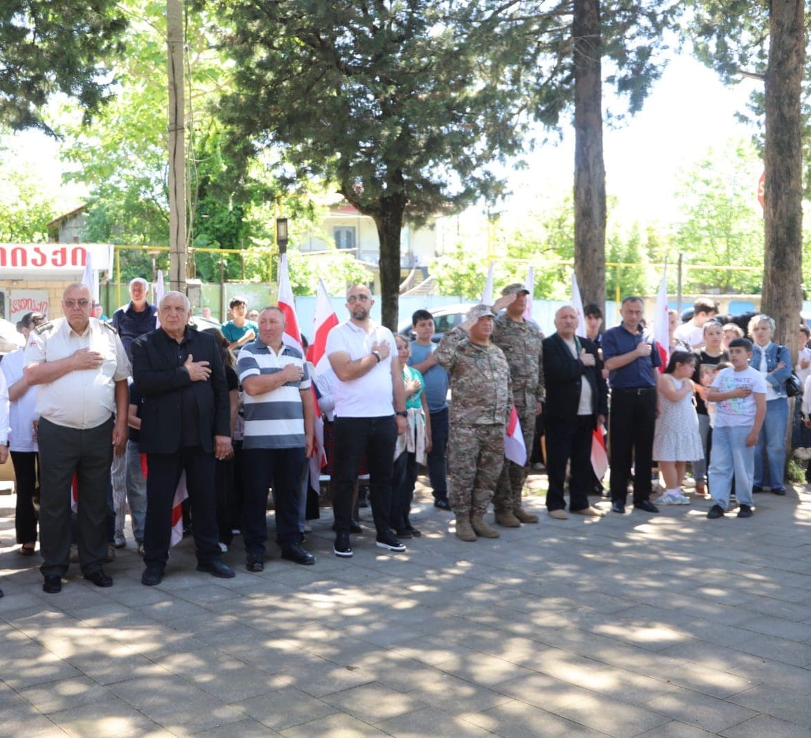 <p style="text-align: justify">თერჯოლის მუნიციპალიტეტის მერის პირველმა მოადგილე ზვიად ბაზაძემ აგვისტოს ომის გმირის შმაგი სოფრომაძის დაბადების დღესთან დაკავშირებით, სოფელ ძევრში, მისი მემორიალი ყვავილებით შეამკო და რუსეთ-საქართველოს 2008 წლის ომში დაღუპული მეომრის ხსოვნას პატივი მიაგო.</p><p style="text-align: justify">ადგილობრივი ხელისუფლების წარმომადგენლებმა, შმაგი სოფრომაძის მეგობრებმა და ოჯახის წევრებმა, აგვისტოს ომის გმირი გაიხსენეს, მისი მშობლიური სკოლის მოსწავლეებმა კი შესაბამისი თემატიკის ლიტერატურული კომპოზიცია წარადგინეს. თერჯოლისა და ტყიბულის ეპარქიის მღვდელმსახურმა, მამა დავითმა გმირის სულის მოსახსენებელი პანაშვიდი გადაიხადა.&nbsp;</p><p style="text-align: justify">მერიის განათლების, კულტურის, სპორტის და ახალგაზრდულ საქმეთა სამსახურის ორგანიზებით გმირის ხსოვნისადმი მიძღვნილი ღონისძიება გაიმართა.</p>