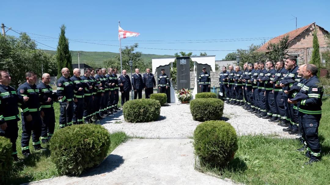 საგანგებო სიტუაციების მართვის სამსახურის თანამშრომლებმა 13 ივნისის სტიქიის დროს დაღუპულთა ხსოვნას პატივი მიაგეს