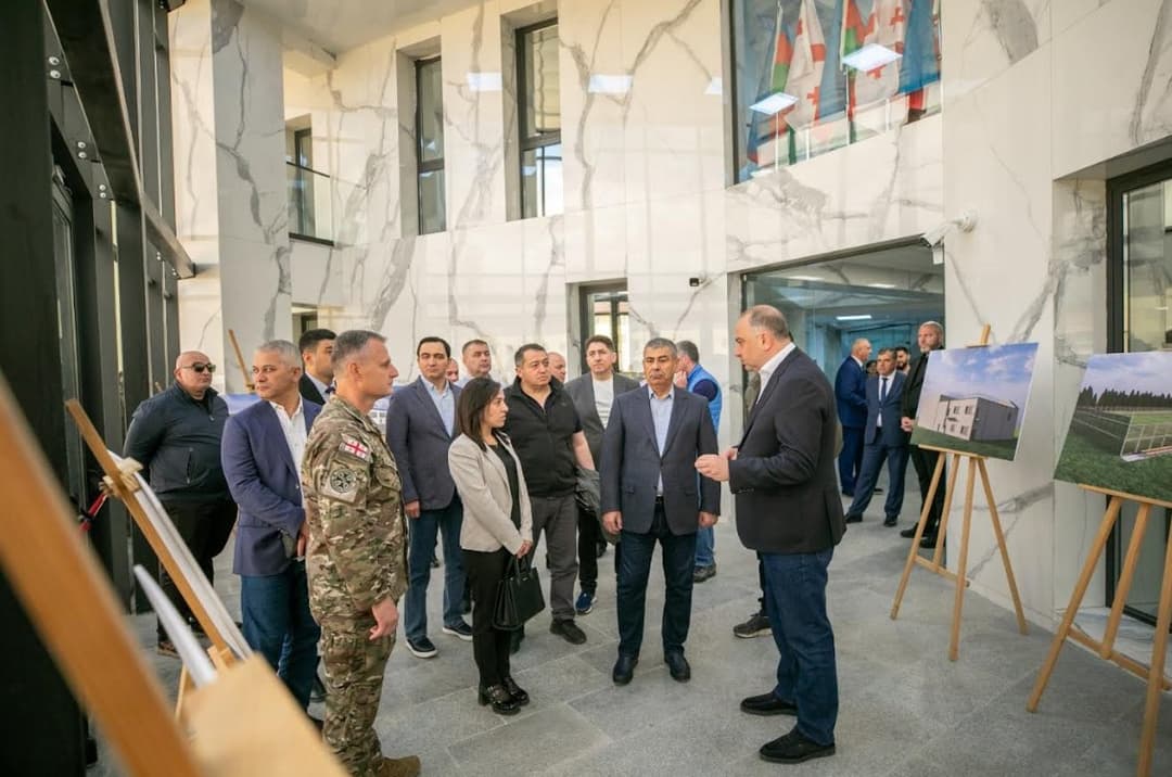 საქართველოში ვიზიტის ფარგლებში მყოფ აზერბაიჯანის თავდაცვის მინისტრს მუხროვანის სამხედრო ბაზაზე უმასპინძლეს
