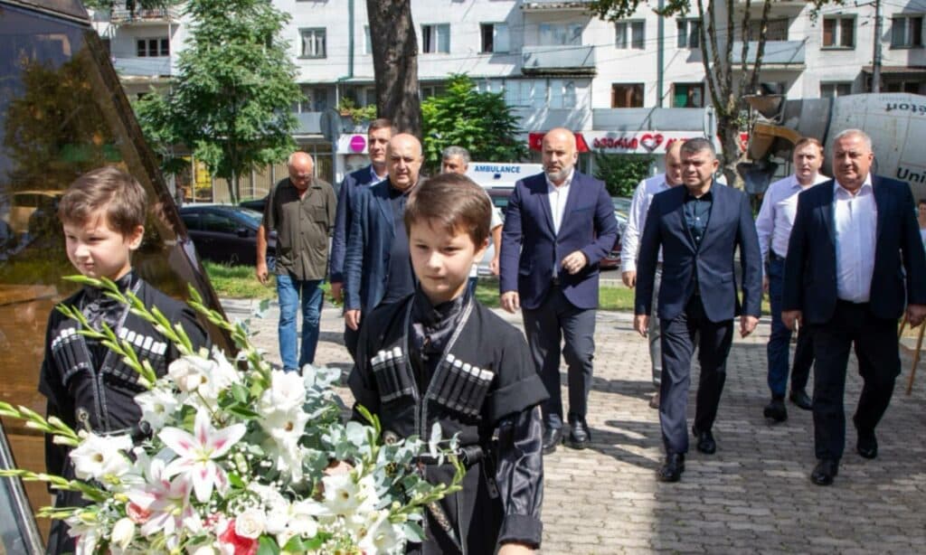 ქუთაისში რუსეთ-საქართველოს ომში დაღუპულ გმირთა მემორიალი გვირგვინით შეამკეს და მათ ხსოვნას პატივი მიაგეს