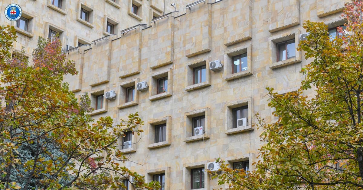 ნაფიცმა მსაჯულებმა ოჯახში ძალადობის და სხვა დანაშაულების ფაქტებზე ბრალდებული დამნაშავედ ცნეს