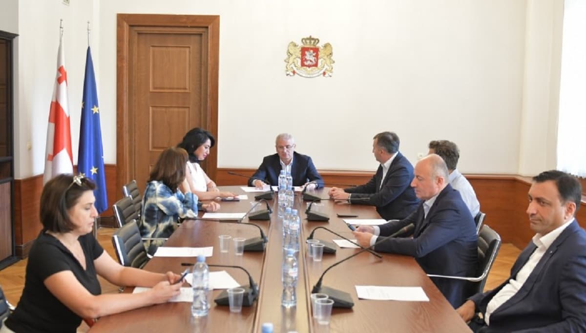 საპროცედურო საკითხთა და წესების კომიტეტმა ქეთევან დუმბაძისთვის პარლამენტის წევრის უფლებამოსილების ვადამდე შეწყვეტის თაობაზე იმსჯელა