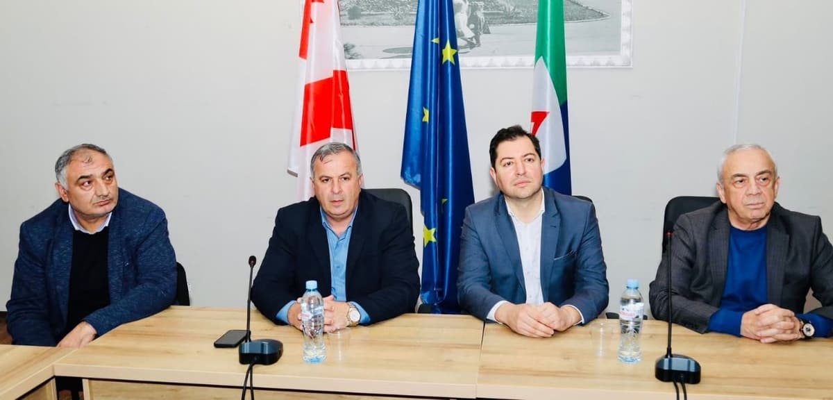 აფხაზეთის მთავრობის წარმომადგენლები წყალტუბოსა და ქუთაისის დევნილთა განსახლების ადგილებში შექმნილ ბინათმესაკუთრეთა ამხანაგობებს შეხვდნენ