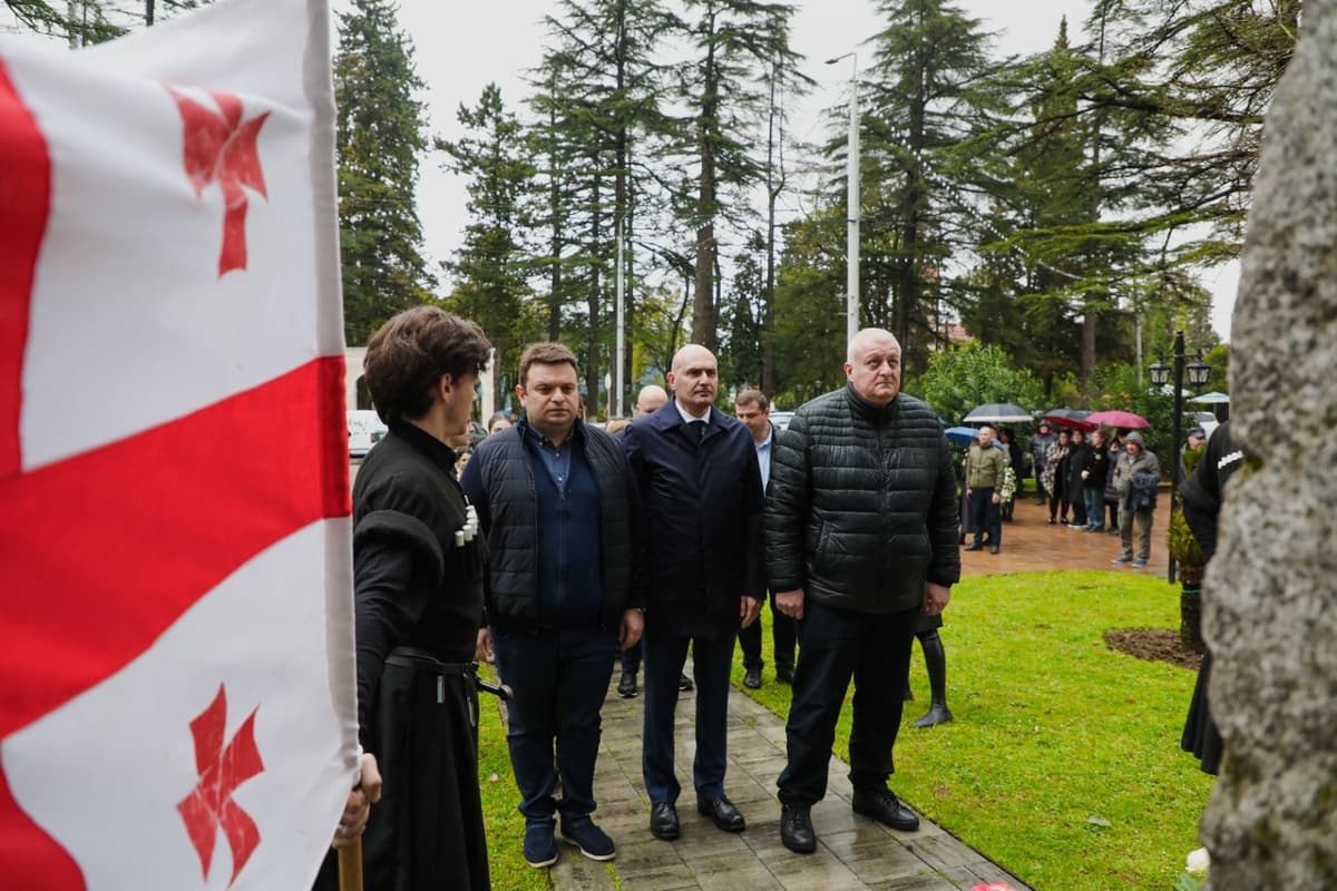 რუსლან აბაშიძემ სენაკში ჟიული შარტავას ხსოვნას პატივი მიაგო
