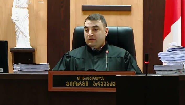 მოსამართლე არევაძემ მიხეილ სააკაშვილის პროცესზე სამხარაულის ექსპერტიზის დასკვნა საქმეს დაურთო