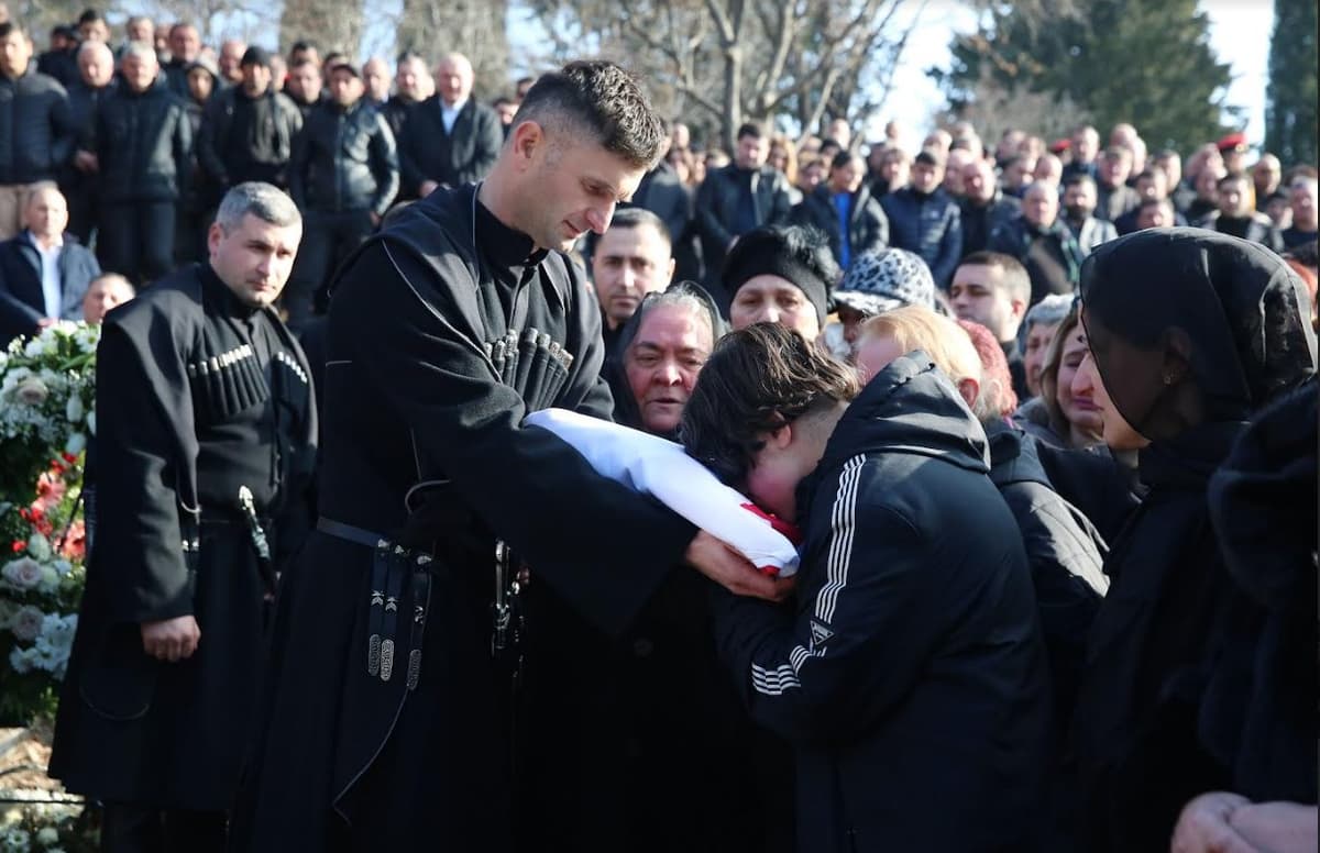 სამსახურებრივი მოვალეობის შესრულების დროს დაღუპული პოლიციელი ოთარ ღვინაშვილი სამხედრო პატივით დაკრძალეს