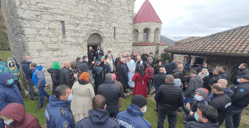 წაჩხურუს მონასტერში საზეიმო წირვა პროტესტის ფონზე მიმდინარეობს