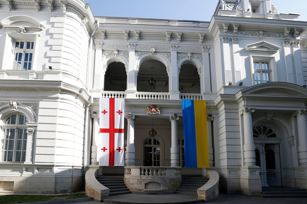 ორბელიანების სასახლეზე საქართველოს და უკრაინის დროშები გადმოფინეს