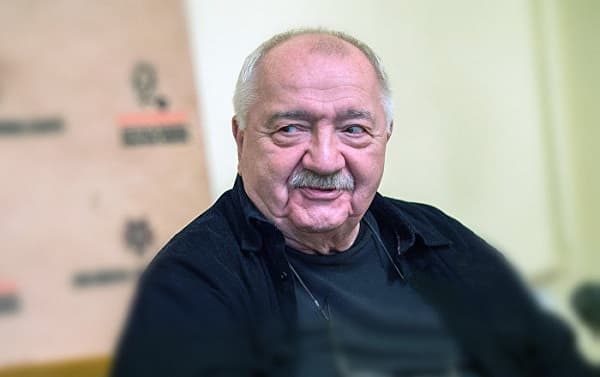რობერტ სტურუა – ახლა, როცა მსოფლიო ასე აირია, გასაგები გახდა, რომ პუტინიზმი მხოლოდ რუსების მიერ გავრცელებული ეპიდემია არ გახლავთ – თურმე ყველა ერში პუტინის აქოთებული ჭაობი თუხთუხებს