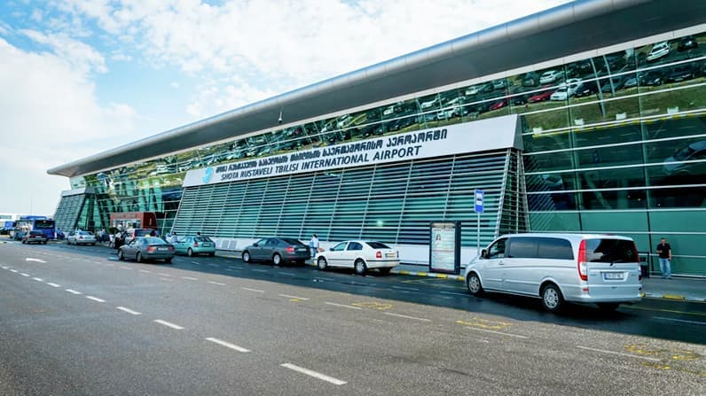 ნისლის და ცუდი ხილვადობის გამო თბილისის აეროპორტმა რამდენიმე რეისი ვერ მიიღო