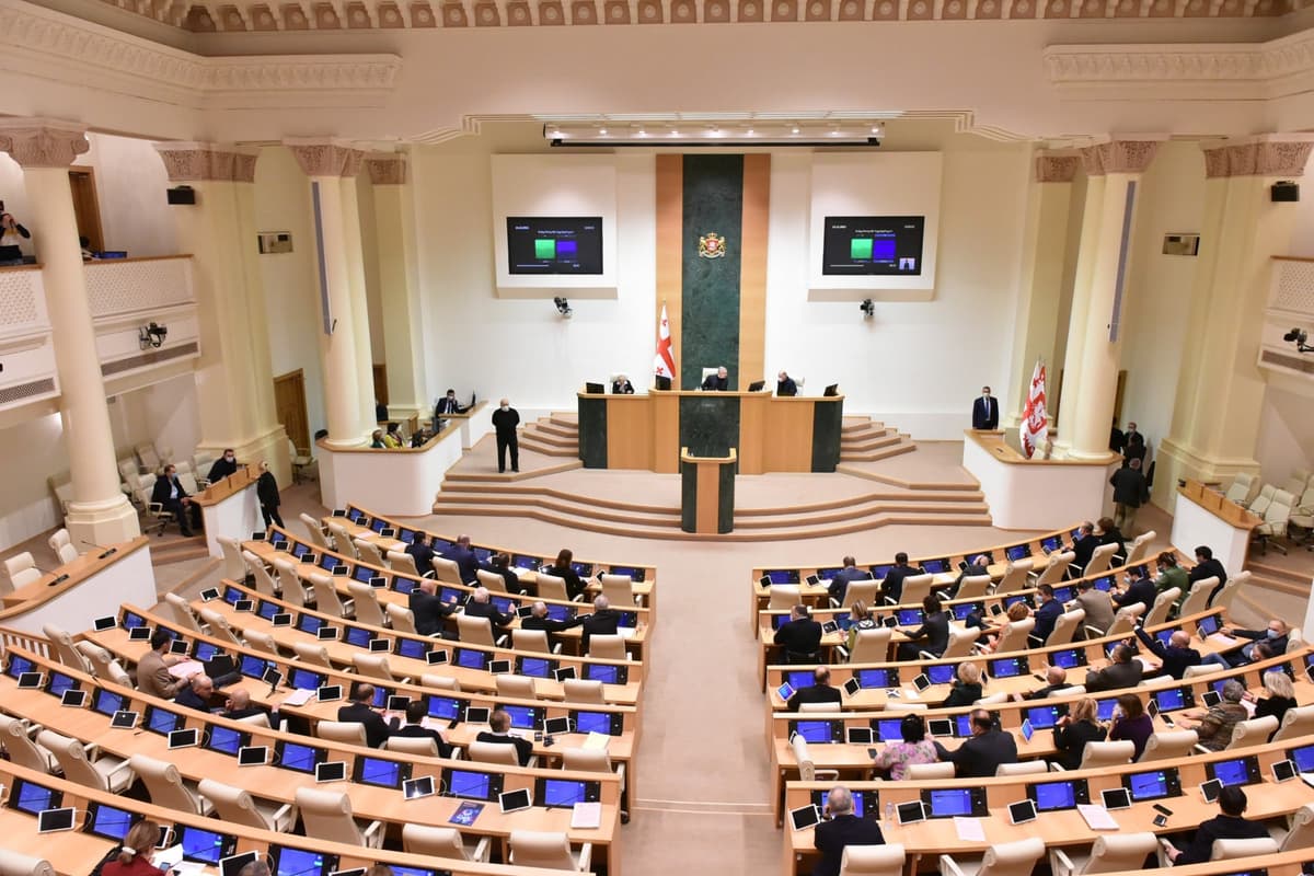 აზარტული თამაშების რეგულირების კანონპროექტს პარლამენტმა პირველი მოსმენით მხარი დაუჭირა