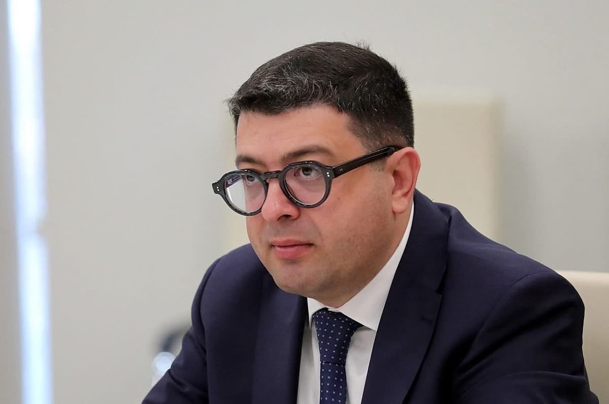დიმიტრი სამხარაძე – ეს დგას ახლა 9 აპრილის მონუმენტთან, ქართველებს რუსებს ეძახის და ხალხს ხელს უშლის, რომ პატივი მიაგონ გარდაცვლილ გმირებს