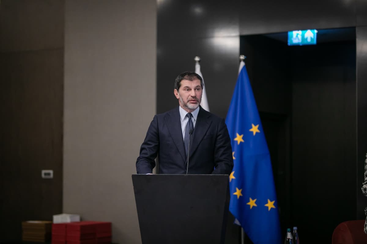კახა კალაძე – კონკრეტული ყმაწვილი არის “დიფ სთეითის“ წარმომადგენელი, პირველ რიგში, გაერკვეს ვინ ვინ არის და ვინ რით ცხოვრობს