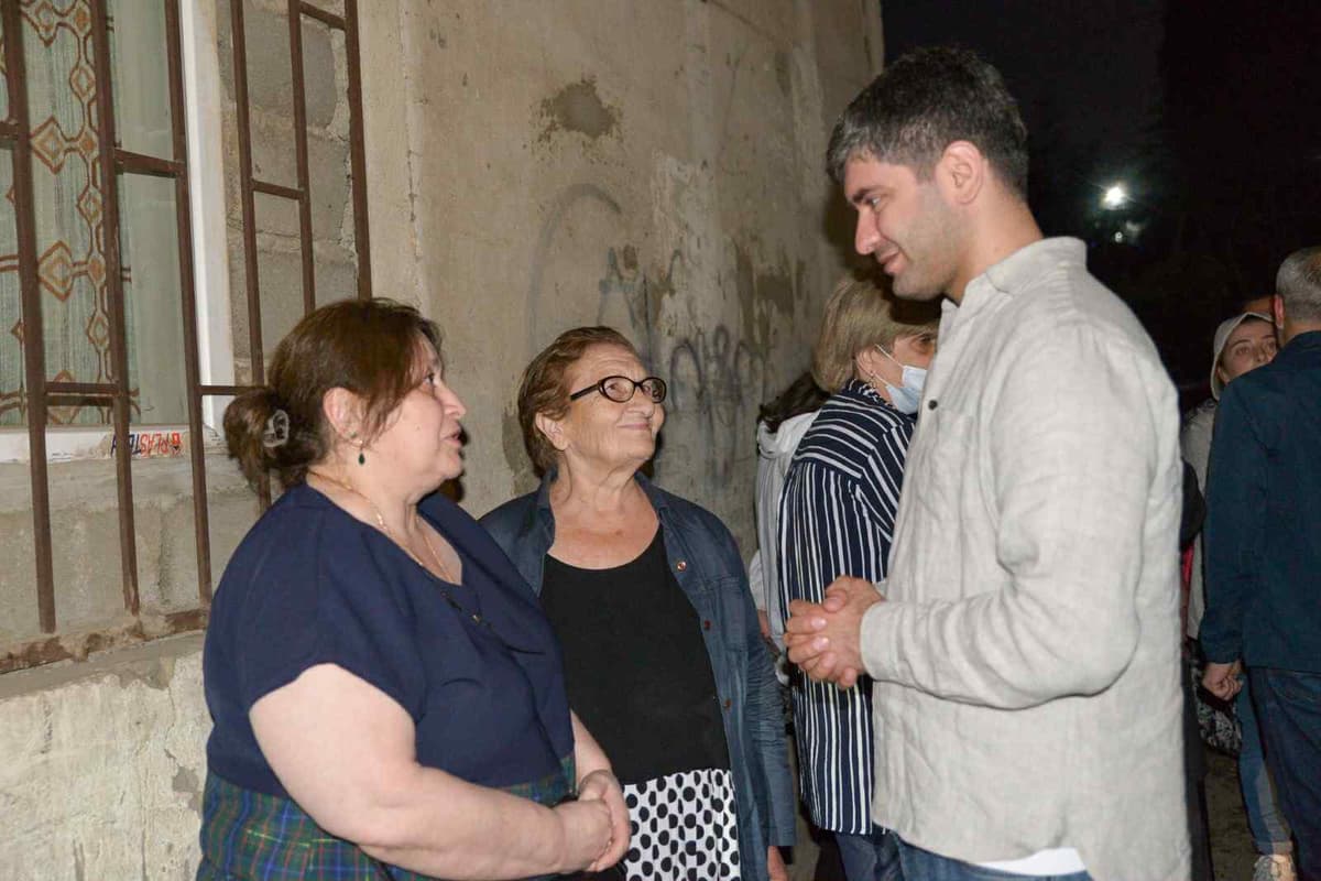 <p style="text-align: justify">ნაძალადევის რაიონის მაჟორიტარობის კანდიდატი ირაკლი ბენდელიანი აგრძელებს მოსახლეობასთან უშუალო კომუნიკაციას.</p><p style="text-align: justify">ის ამჯერად, ზღვისუბნის მე-3 მრ, მე-5 კვ, N22 კორპუსს ეწვია და ამომრჩევლებთან საუბარი ჰქონდა მათთვის მნიშვნელოვან საკითხებზე.</p><p style="text-align: justify">“მისამართზე ცოტა ხნის წინ მოწესრიგდა გზის საფარი. უახლოეს პერიოდში კი სკვერის კაპიტალური რეაბილიტაციის სამუშაოები დაიწყება, რომლის ფარგლებშიც მოეწყობა საპარკე ინფრასტრუქტურა და შადრევანი. ზღვისუბნის მოსახლეობას კი გაუმჯობესებული საცხოვრებელი გარემო პირობები შეექმნება. ჩვენ აუცილებლად გავაგრძელებთ იმ სწორ და შედეგზე ორიენტირებულ პოლიტიკას, რასაც "ქართული ოცნება - დემოკრატიული საქართველო" წლებია ახორციელებს", - წერს ბენდელიანი.</p><p style="text-align: justify">დღესვე, ირაკლი ბენდელიანი ნაძალადევის რაიონის გამგებელთან ირაკლი ანდღულაძესთან ერთად ზღვისუბნის მე-3 მრ, მე-5 კვ, ე.წ. ,,ალიონის" დასახლებაში მცხოვრებ მოქალაქეებს შეხვდა.</p><p style="text-align: justify">ბენდელიანის თქმით, მათი მიზანი მოქალაქეების კეთილდღეობაზე ზრუნვაა, რაც პირველ რიგში, მათთვის ღირსეული საცხოვრებელი პირობების შექმნითა და სხვადასხვა ხელშემწყობი პროგრამის განხორციელებით გამოიხატება.</p><p style="text-align: justify">“ასამდე უსახლკარო ოჯახის მთავარი საზრუნავი საცხოვრებელი ფართის დაკანონებაა, რაზეც კერძო მესაკუთრესთან საქმის სამართლებრივი წარმოება მიმდინარეობს. &nbsp;კახა კალაძის მერობის პერიოდში სახელმწიფო ან მუნიციპალურ ბალანსზე არსებულ ქონებაში, საცხოვრებელი ფართები სიმბოლურ ფასად - ერთ ლარად პროგრამის ფარგლებში 3 300-ზე მეტი ოჯახია დაკმაყოფილებული. &nbsp;აღნიშნული პროგრამა ,,ალიონის" მოსახლეობაზე ვერ ვრცელდება, რადგან მოქალაქეები კერძო საკუთრებაში ცხოვრობენ. &nbsp;მე ჩემი შესაძლებლობის ფარგლებში გამოვთქვამ მზაობას დავეხმარო ,,ალიონის" მცხოვრებლებს.&nbsp;</p><p style="text-align: justify">ჩვენი მიზანი სწორედ მოქალაქეების კეთილდღეობაზე ზრუნვაა, რაც პირველ რიგში, მათთვის ღირსეული საცხოვრებელი პირობების შექმნითა და სხვადასხვა ხელშემწყობი პროგრამის განხორციელებით გამოიხატება”, - წერს ბენდელიანი.</p>