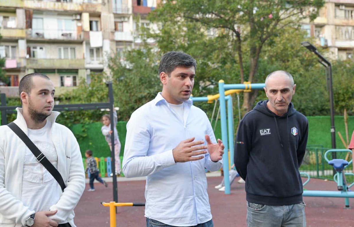 <p style="text-align: justify">ნაძალადევის რაიონის მაჟორიტარობის კანდიდატი “ქართული ოცნებიდან”, ირაკლი ბენდელიანი ამჯერად ზღვისუბნის მე-11 მრ, მე-2 კვ, N29 კორპუსის მცხოვრებლებს სკვერში შეხვდა, რომელიც გასულ წელს სრულად რეაბილიტირდა.</p><p style="text-align: justify">მაჟორიტარობის კანდიდატს ძალიან დადებითი და პოზიტიური შეხვედრა ჰქონდა. ამომრჩეველს მოლოდინი აქვს, რომ კიდევ ბევრი პროექტი განხორციელდება ზღვისუბანში.</p><p style="text-align: justify">ბენდელიანის თქმით, “მიუხედავად შესრულებული სამუშაოებისა, გამოწვევები კვლავ რჩება, რისთვისაც ჩვენ ერთად ვიმუშავებთ და ეტაპობრივად აღმოვფხვრით ყველა ამ პრობლემას”.</p><p style="text-align: justify">მას ასევე სჯერა, რომ მომავალი წლები კიდევ უფრო ეფექტიანი და ნაყოფიერი იქნება ჩვენი უბნისთვის და ზოგადად დედაქალაქისთვის.</p>