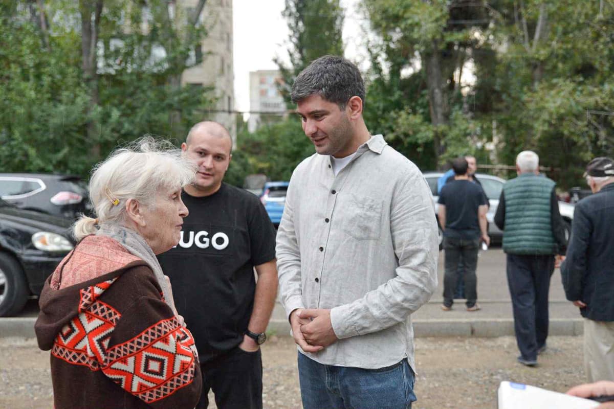 <p style="text-align: justify">ნაძალადევის რაიონის მაჟორიტარობის კანდიდატი ირაკლი ბენდელიანი აგრძელებს მოსახლეობასთან უშუალო კომუნიკაციას.</p><p style="text-align: justify">ის ამჯერად, ზღვისუბნის მე-3 მრ, მე-5 კვ, N22 კორპუსს ეწვია და ამომრჩევლებთან საუბარი ჰქონდა მათთვის მნიშვნელოვან საკითხებზე.</p><p style="text-align: justify">“მისამართზე ცოტა ხნის წინ მოწესრიგდა გზის საფარი. უახლოეს პერიოდში კი სკვერის კაპიტალური რეაბილიტაციის სამუშაოები დაიწყება, რომლის ფარგლებშიც მოეწყობა საპარკე ინფრასტრუქტურა და შადრევანი. ზღვისუბნის მოსახლეობას კი გაუმჯობესებული საცხოვრებელი გარემო პირობები შეექმნება. ჩვენ აუცილებლად გავაგრძელებთ იმ სწორ და შედეგზე ორიენტირებულ პოლიტიკას, რასაც "ქართული ოცნება - დემოკრატიული საქართველო" წლებია ახორციელებს", - წერს ბენდელიანი.</p><p style="text-align: justify">დღესვე, ირაკლი ბენდელიანი ნაძალადევის რაიონის გამგებელთან ირაკლი ანდღულაძესთან ერთად ზღვისუბნის მე-3 მრ, მე-5 კვ, ე.წ. ,,ალიონის" დასახლებაში მცხოვრებ მოქალაქეებს შეხვდა.</p><p style="text-align: justify">ბენდელიანის თქმით, მათი მიზანი მოქალაქეების კეთილდღეობაზე ზრუნვაა, რაც პირველ რიგში, მათთვის ღირსეული საცხოვრებელი პირობების შექმნითა და სხვადასხვა ხელშემწყობი პროგრამის განხორციელებით გამოიხატება.</p><p style="text-align: justify">“ასამდე უსახლკარო ოჯახის მთავარი საზრუნავი საცხოვრებელი ფართის დაკანონებაა, რაზეც კერძო მესაკუთრესთან საქმის სამართლებრივი წარმოება მიმდინარეობს. &nbsp;კახა კალაძის მერობის პერიოდში სახელმწიფო ან მუნიციპალურ ბალანსზე არსებულ ქონებაში, საცხოვრებელი ფართები სიმბოლურ ფასად - ერთ ლარად პროგრამის ფარგლებში 3 300-ზე მეტი ოჯახია დაკმაყოფილებული. &nbsp;აღნიშნული პროგრამა ,,ალიონის" მოსახლეობაზე ვერ ვრცელდება, რადგან მოქალაქეები კერძო საკუთრებაში ცხოვრობენ. &nbsp;მე ჩემი შესაძლებლობის ფარგლებში გამოვთქვამ მზაობას დავეხმარო ,,ალიონის" მცხოვრებლებს.&nbsp;</p><p style="text-align: justify">ჩვენი მიზანი სწორედ მოქალაქეების კეთილდღეობაზე ზრუნვაა, რაც პირველ რიგში, მათთვის ღირსეული საცხოვრებელი პირობების შექმნითა და სხვადასხვა ხელშემწყობი პროგრამის განხორციელებით გამოიხატება”, - წერს ბენდელიანი.</p>