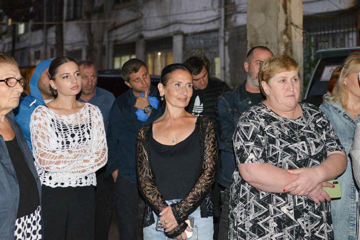 <p style="text-align: justify">ნაძალადევის რაიონის მაჟორიტარობის კანდიდატი ირაკლი ბენდელიანი აგრძელებს მოსახლეობასთან უშუალო კომუნიკაციას.</p><p style="text-align: justify">ის ამჯერად, ზღვისუბნის მე-3 მრ, მე-5 კვ, N22 კორპუსს ეწვია და ამომრჩევლებთან საუბარი ჰქონდა მათთვის მნიშვნელოვან საკითხებზე.</p><p style="text-align: justify">“მისამართზე ცოტა ხნის წინ მოწესრიგდა გზის საფარი. უახლოეს პერიოდში კი სკვერის კაპიტალური რეაბილიტაციის სამუშაოები დაიწყება, რომლის ფარგლებშიც მოეწყობა საპარკე ინფრასტრუქტურა და შადრევანი. ზღვისუბნის მოსახლეობას კი გაუმჯობესებული საცხოვრებელი გარემო პირობები შეექმნება. ჩვენ აუცილებლად გავაგრძელებთ იმ სწორ და შედეგზე ორიენტირებულ პოლიტიკას, რასაც "ქართული ოცნება - დემოკრატიული საქართველო" წლებია ახორციელებს", - წერს ბენდელიანი.</p><p style="text-align: justify">დღესვე, ირაკლი ბენდელიანი ნაძალადევის რაიონის გამგებელთან ირაკლი ანდღულაძესთან ერთად ზღვისუბნის მე-3 მრ, მე-5 კვ, ე.წ. ,,ალიონის" დასახლებაში მცხოვრებ მოქალაქეებს შეხვდა.</p><p style="text-align: justify">ბენდელიანის თქმით, მათი მიზანი მოქალაქეების კეთილდღეობაზე ზრუნვაა, რაც პირველ რიგში, მათთვის ღირსეული საცხოვრებელი პირობების შექმნითა და სხვადასხვა ხელშემწყობი პროგრამის განხორციელებით გამოიხატება.</p><p style="text-align: justify">“ასამდე უსახლკარო ოჯახის მთავარი საზრუნავი საცხოვრებელი ფართის დაკანონებაა, რაზეც კერძო მესაკუთრესთან საქმის სამართლებრივი წარმოება მიმდინარეობს. &nbsp;კახა კალაძის მერობის პერიოდში სახელმწიფო ან მუნიციპალურ ბალანსზე არსებულ ქონებაში, საცხოვრებელი ფართები სიმბოლურ ფასად - ერთ ლარად პროგრამის ფარგლებში 3 300-ზე მეტი ოჯახია დაკმაყოფილებული. &nbsp;აღნიშნული პროგრამა ,,ალიონის" მოსახლეობაზე ვერ ვრცელდება, რადგან მოქალაქეები კერძო საკუთრებაში ცხოვრობენ. &nbsp;მე ჩემი შესაძლებლობის ფარგლებში გამოვთქვამ მზაობას დავეხმარო ,,ალიონის" მცხოვრებლებს.&nbsp;</p><p style="text-align: justify">ჩვენი მიზანი სწორედ მოქალაქეების კეთილდღეობაზე ზრუნვაა, რაც პირველ რიგში, მათთვის ღირსეული საცხოვრებელი პირობების შექმნითა და სხვადასხვა ხელშემწყობი პროგრამის განხორციელებით გამოიხატება”, - წერს ბენდელიანი.</p>