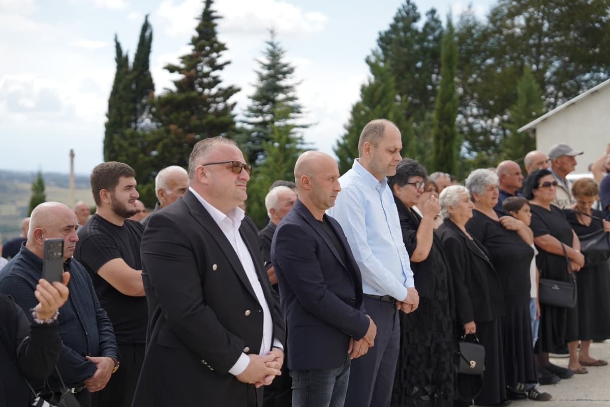 <p style="text-align: justify">დღეს შინდისის გმირის შმაგი კუპატაძის დაბადების დღეა.</p><p style="text-align: justify">ამ &nbsp;დღეს &nbsp;ჭიათურის მუნიციპალიტეტის მერობის კანდიდატმა გივი მოდებაძემ, მერის მოვალეობის შემსრულებელმა დავით წერეთელმა და პარტია „ქართული ოცნების“ მაჟორიტარი და პროპორციული სიის კანდიდატებმა პატივი მიაგეს შმაგი კუპატაძის უკვდავ ხსოვნას და სოფელ ღვითორში გვირგვინით შეამკეს მისი სახელობის მემორიალი, რომელიც მიმდინარე წლის აგვისტოში საზეიმოდ გაიხსნა.</p><p style="text-align: justify">ღონისძიებას ესწრებოდნენ შინდისის გმირების ოჯახის წევრები, რომლებიც მიწვეული იყვნენ მერიის ორგანიზებით. მემორიალთან აღევლინა პარაკლისი დაღუპული გმირების სულების მოსახსენებლად.</p><p style="text-align: justify">მნიშვნელოვანი იყო კულტურის ცენტრის შემოქმედებითი ჯგუფის მიერ წარმოდგენილი პერფორმანსი, რომელიც ძალზე შთამბეჭდავად ასახავდა იმ მძიმე წუთებს, რაც გმირებმა სამშობლოს დასაცავად გამოიარეს.</p><p style="text-align: justify">დღესვე გადაწყდა, რომ საფუძველი ჩაეყაროს ტრადიციას – ყოველი წლის 11 სექტემბერს, შმაგი კუპატაძის დაბადების დღეს, სოფელ ღვითორში მოიწვიონ შინდისის გმირების ოჯახები, რაც იქნება არა მხოლოდ პატივისცემა მათი უდიდესი თავდადებისთვის, არამედ მაგალითი მომავალი თაობისთვის - თაობისთვის, რომელიც უნდა აღიზარდოს იმ გმირების სიყვარულით, ვინც თავგანწირვით დაიცვა სამშობლო.</p>