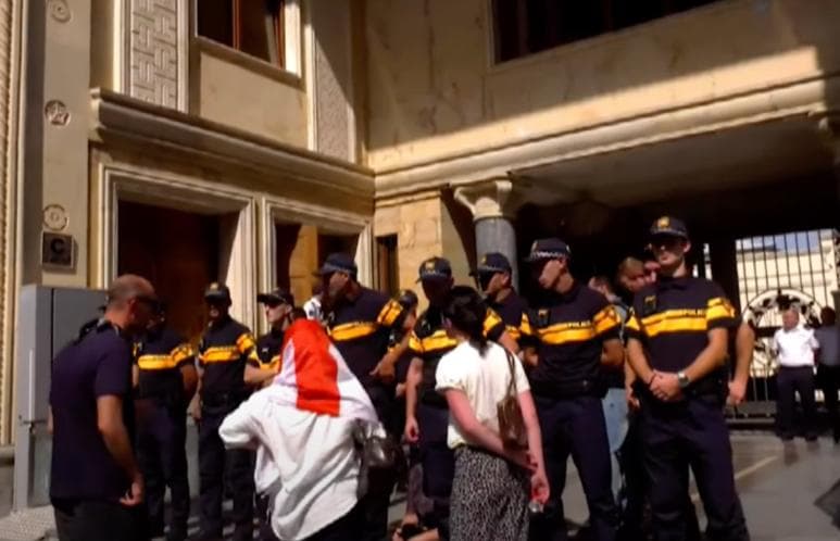 Protesters denounce parliamentary report on 2008 war in central Tbilisi 