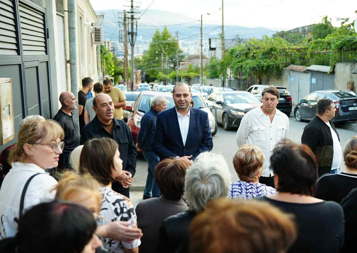 ნაძალადევის მაჟორიტარობის კანდიდატი შალვა მაისურაძე თმოგვის, ბეჟანიშვილისა და ილურიძის ქუჩების მოსახლეობას შეხვდა