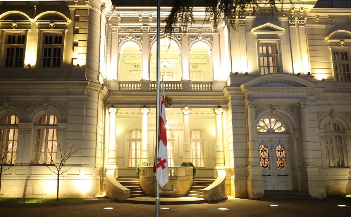 გლოვის დღეებთან დაკავშირებით პრეზიდენტის სასახლეზე სახელმწიფო დროშა დაეშვა