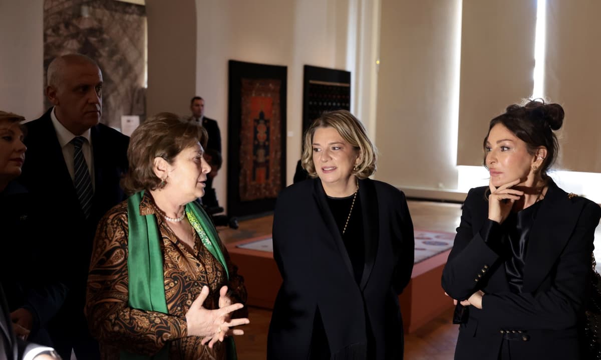 <p style="text-align: justify">სახელმწიფო ვიზიტის ფარგლებში, აზერბაიჯანის პირველი ლედი მეჰრიბან ალიევა საქართველოს ეროვნულ მუზეუმს ეწვია, სადაც მას პირველმა ლედიმ თამარ ბაგრატიონმა, კულტურის მინისტრმა თინათინ რუხაძემ, მისმა მოადგილემ გიორგი მირცხულავამ და მუზეუმის გენერალურმა დირექტორმა დავით ლორთქიფანიძემ უმასპინძლეს.</p><p style="text-align: justify">პრესსამსახურის ინფორმაციით, სტუმრებმა დაათვალიერეს მუზეუმის მუდმივმოქმედი ექსპოზიციები, მათ შორის, "ქვის ხანა საქართველოში“, რომელშიც წარმოდგენილია საქართველოს ტერიტორიაზე აღმოჩენილი უმნიშვნელოვანესი არქეოლოგიური მასალა.</p><p style="text-align: justify">ასევე, დაათვალიერეს საგამოფენო სივრცე „არქეოლოგიური საგანძური“, სადაც წარმოდგენილია საქართველოს ტერიტორიაზე აღმოჩენილი უნიკალური საიუველირო ნაკეთობები, რომლებიც &nbsp;ძვ. წ. III ათასწლეულიდან ახ. წ. IV საუკუნემდე თარიღდება. გამოფენა ნათლად წარმოაჩენს ქვეყნის უძველეს კულტურულ ტრადიციებს.</p><p style="text-align: justify">მეჰრიბან ალიევამ საქართველოს ეროვნულ მუზეუმს „აზერხალიჩის“ წარმოების ხუთი უნიკალური ხალიჩა გადასცა, რომლებიც ტრადიციული წესით, შალისა და აბრეშუმის ძაფებით ხელით არის ნაქსოვი.</p>