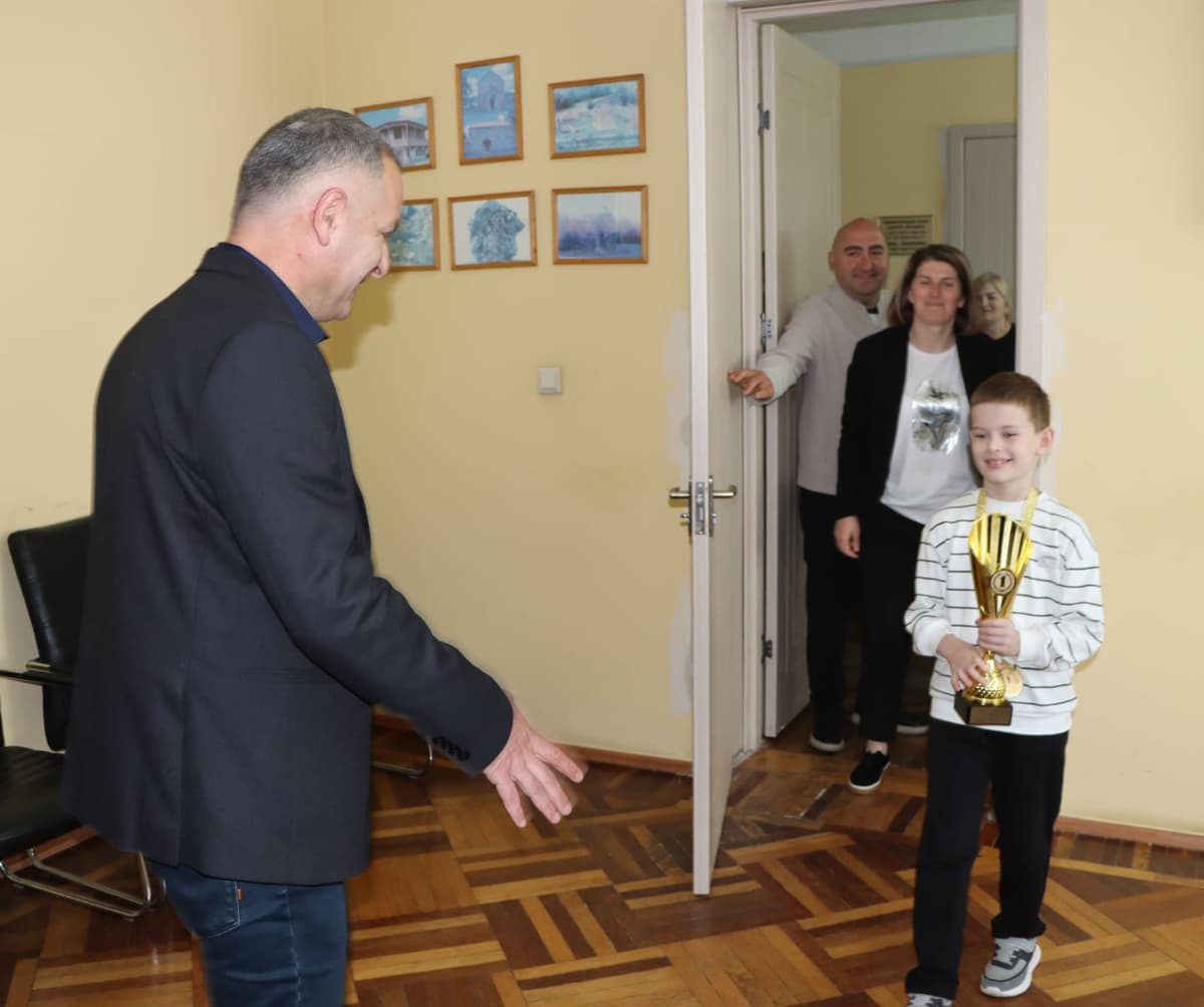 <p style="text-align: justify">წალენჯიხის მუნიციპალიტეტის მერმა გუბა საჯაიამ საქართველოს ჩემპიონს ჭადრაკში ანდრია სარიას მიღწეული წარმატება მიულოცა, ფულადი ჯილდო და სიმბოლური საჩუქარი გადასცა.</p><p style="text-align: justify">ანდრია ბათუმში საქართველოს ჭადრაკის ფედერაციის მიერ ორგანიზებული უმაღლესი ლიგის ჩემპიონატში 8 წლამდე ასაკის ჭაბუკთა შორის მონაწილეობდა, სადაც მან მორიგ დიდ წარმატებას მიაღწია.</p><p style="text-align: justify">წალენჯიხელი ანდრია სარია &nbsp;ა(ა)იპ წალენჯიხის სასპორტო ცენტრთან არსებული ჟორა მზარელუას სახელობის წალენჯიხის საჭადრაკო სკოლის მოსწავლეა.</p>