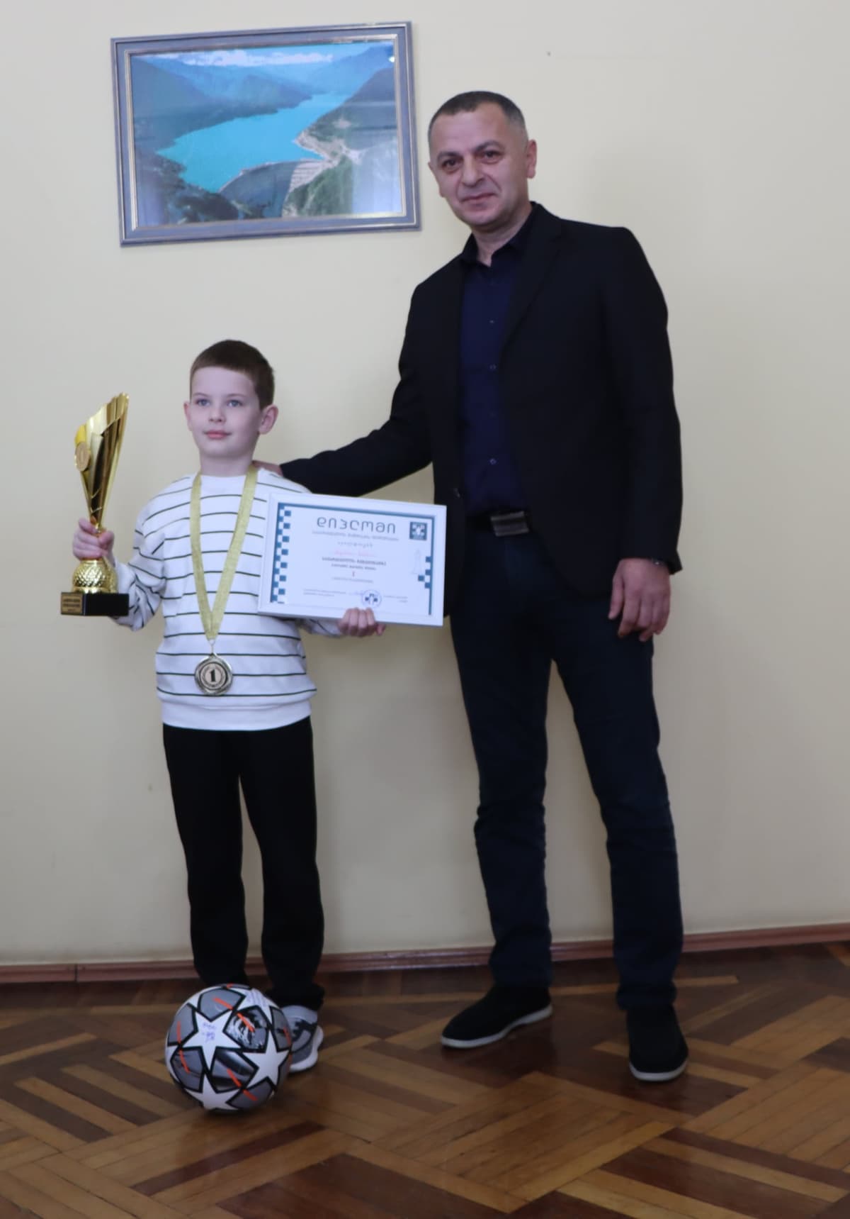 <p style="text-align: justify">წალენჯიხის მუნიციპალიტეტის მერმა გუბა საჯაიამ საქართველოს ჩემპიონს ჭადრაკში ანდრია სარიას მიღწეული წარმატება მიულოცა, ფულადი ჯილდო და სიმბოლური საჩუქარი გადასცა.</p><p style="text-align: justify">ანდრია ბათუმში საქართველოს ჭადრაკის ფედერაციის მიერ ორგანიზებული უმაღლესი ლიგის ჩემპიონატში 8 წლამდე ასაკის ჭაბუკთა შორის მონაწილეობდა, სადაც მან მორიგ დიდ წარმატებას მიაღწია.</p><p style="text-align: justify">წალენჯიხელი ანდრია სარია &nbsp;ა(ა)იპ წალენჯიხის სასპორტო ცენტრთან არსებული ჟორა მზარელუას სახელობის წალენჯიხის საჭადრაკო სკოლის მოსწავლეა.</p>