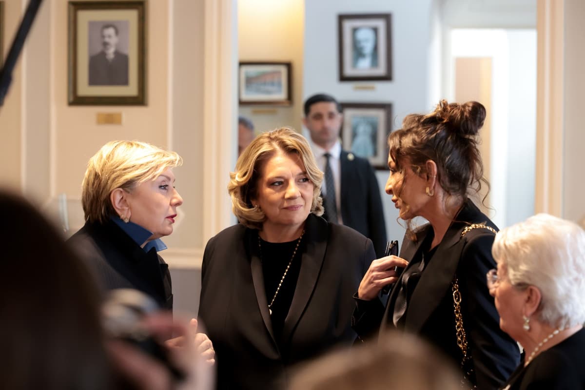 <p style="text-align: justify">აზერბაიჯანის რესპუბლიკის პირველი ლედი მეჰრიბან ალიევა მირზა-ფათალი ახუნდოვის სახელობის აზერბაიჯანული კულტურის მუზეუმს ეწვია.</p><p style="text-align: justify">პრესსამსახურის ინფორმაციით, მეჰრიბან ალიევასთან ერთად მუზეუმში პირველი ლედი თამარ ბაგრატიონი, კულტურის მინისტრი თინათინ რუხაძე, მისი მოადგილე გიორგი მირცხულავა და მირზა-ფათალი ახუნდოვის სახელობის აზერბაიჯანული კულტურის მუზეუმის დირექტორი ლეილა ალიევა იმყოფებოდნენ.</p><p style="text-align: justify">სტუმრები მუზეუმის ისტორიას გაეცნენ. ასევე დაათვალიერეს საექსპოზიციო სივრცე და ახუნდოვის კულტურის ცენტრი, სადაც შეხვედრები, გამოფენები და სხვადასხვა კულტურული ღონისძიებები ტარდება.</p><p style="text-align: justify">მუზეუმი 1982 წელს დიდი აზერბაიჯანელი დრამატურგის, საზოგადო მოღვაწისა და მწერლის 170-ე წლისთავთან დაკავშირებით გაიხსნა სწორედ იმ შენობაში, რომელშიც მირზა ახუნდოვი ცხოვრობდა. მირზა ახუნდოვის მოღვაწეობა მჭიდროდაა დაკავშირებული საქართველოსთან, ხოლო მისი მუზეუმი წარმოადგენს კულტურულ ხიდს საქართველოსა და აზერბაიჯანს შორის.</p>