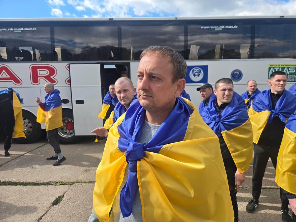 <p style="text-align: justify">რუსეთის ტყვეობიდან უკრაინაში კიდევ 193 ჯარისკაცი დაბრუნდა.</p><p style="text-align: justify">"ტყვეების გაცვლის ფარგლებში, 193 უკრაინელი ჯარისკაცი ბრუნდება სახლში. შეიარაღებული ძალების, ეროვნული გვარდიის, სახელმწიფო სასაზღვრო სამსახურის, ეროვნული პოლიციის და სახელმწიფო სპეციალური სატრანსპორტო სამსახურის სამხედრო მოსამსახურეები. ისინი იცავდნენ უკრაინას. მათ შორის არიან ისეთებიც, რომელთა წინააღმდეგაც რუსეთმა სისხლის სამართლის საქმეები აღძრა და ზოგიერთი მათგანი დაჭრილია“, – განაცხადა უკრაინის პრეზიდენტმა ვოლოდიმირ ზელენსკიმ.</p><p style="text-align: justify">ზელენსკიმ მადლობა გადაუხადა მათ, ვინც გაცვლაში მონაწილეობს და განსაკუთრებით ჯარისკაცებს, რომლებიც გაცვლით ფონდს ავსებენ.</p><p style="text-align: justify">"ჩვენ გვახსოვს თითოეული ადამიანი და ყოველდღიურად ვაგრძელებთ მუშაობას, რათა ჩვენი ხალხი რუსული ტყვეობიდან სამშობლოში დავაბრუნოთ“, - განაცხადა ზელენსკიმ.</p><p style="text-align: justify">"2000 წელს დაბადებული ბევრი ახალგაზრდა უკრაინელი მეომარი, ჯარისკაცი და ოფიცერი, რომლებიც ჩვენს ქვეყანას ყველა ფრონტზე იცავდნენ, თავისუფალია, ზოგი დაჭრილია. გათავისუფლებულთაგან ზოგიერთი უკანონო პატიმრობაში ჩეჩნეთში იმყოფებოდა“, - განაცხადა უკრაინის პრეზიდენტის ადმინისტრაციის უფროსმა კირილ ბუდანოვმა.</p><p style="text-align: justify">ბუდანოვმა ასევე ორ გათავისუფლებულ უკრაინელ ჯარისკაცს დაბადების დღე მიულოცა.</p><p style="text-align: justify">11 აპრილს, აღდგომის წინა დღეს, უკრაინაში 175 უკრაინელი სამხედრო მოსამსახურე და 7 მშვიდობიანი მოქალაქე დაბრუნდა.</p>