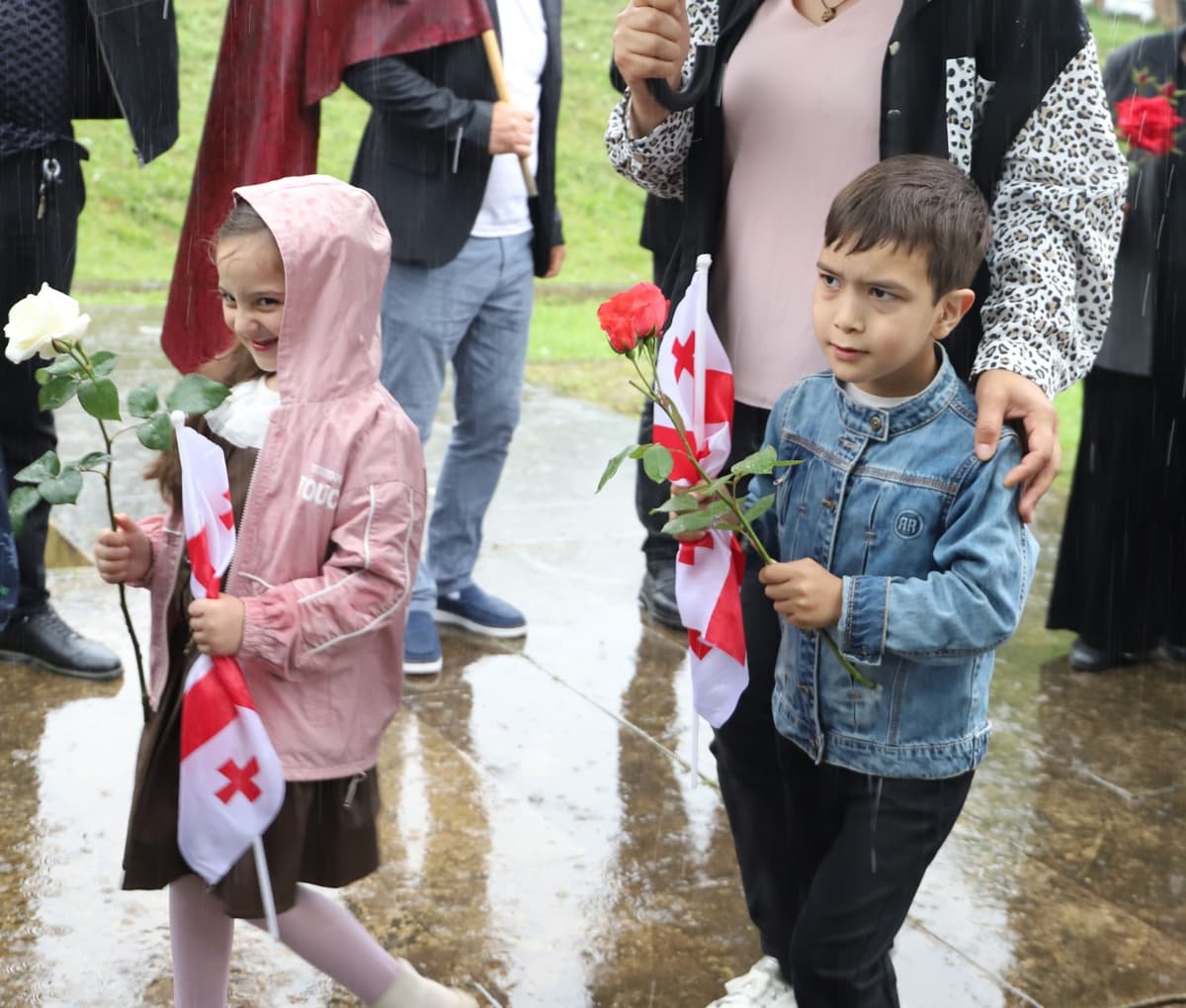 <p style="text-align: justify">თერჯოლის მუნიციპალიტეტის მერი მანუჩარ რობაქიძე, საკრებულოს თავმჯდომარე სოსო ჩაფიჩაძესთან ერთად საქართველოს დამოუკიდებლობის დღისადმი მიძღვნილ სხვადასხვა სახის ღონისძიებებში ჩაერთო.&nbsp;</p><p style="text-align: justify">26 მაისის პროგრამა სკანდის ისტორიულ ციხეზე საზეიმო მსვლელობით დაიწყო, სადაც ხელმძღვანელმა პირებმა სახელმწიფო დროშა აღმართეს.&nbsp;</p><p style="text-align: justify">მსვლელობის შემდეგ, თერჯოლის მუნიციპალიტეტის მერმა მანუჩარ რობაქიძემ, საკრებულოს თავმჯდომარესთან ერთად გვირგვინით შეამკო გმირთა დიდების მემორიალი და მოსახლეობას დამოუკიდებლობის დღე მიულოცა.</p><p style="text-align: justify">ადგილობრივი ხელისუფლების წარმომადგენლებმა ასევე პატივი მიაგეს ეროვნული მოძრაობის ერთ-ერთი ლიდერის ვანო ხუხუნაიშვილის ხსოვნას და მისი საფლავი ყვავილებით შეამკეს.</p><p style="text-align: justify">თერჯოლაში, მერიის განათლების, კულტურის, სპორტის და ახალგაზრდულ საქმეთა ორგანიზებით მოწყობილი აქტივობების ფარგლებში, ასევე ჩატარდება სპორტული და მუსიკალური ღონისძიებები.</p><p>&nbsp;</p>