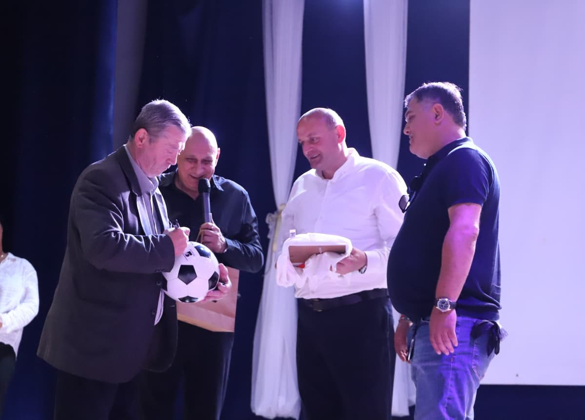 <p style="text-align: justify">მუნიციპალიტეტის მერიის მხარდაჭერით, თერჯოლაში ცნობილი ქართველი ფეხბურთელის გელა კეტაშვილის საღამო გაიმართა. ღონისძიებას მუნიციპალიტეტის მერი მანუჩარ რობაქიძე დაესწრო, საკრებულოს თავმჯდომარე სოსო ჩაფიჩაძესთან და ადგილობრივი ხელისუფლების წარმომადგენლებთან ერთად.</p><p style="text-align: justify">კულტურის სახლში გამართული ღონისძიების ფარგლებში, ჩატარდა ლეგენდარული ფეხბურთელის შესახებ წიგნის პრეზენტაცია, ადგილობრივი ანსამბლების საკონცერტო ნომრებთან ერთად, მოეწყო ფილმის ჩვენებაც.</p><p style="text-align: justify">ფეხბურთში პირველ და ერთადერთ ოლიმპიურ ჩემპიონს გელა კეტაშვილის მუნიციპალიტეტის ხელმძღვანელი პირები და სპორტსმენები შეხვდნენ. &nbsp;</p><p style="text-align: justify">ცნობილი ფეხბურთელის პატივსაცემი საღამო, მერიის განათლების კულტურის, სპორტის და ახალგაზრდულ საქმეთა სამსახურის ორგანიზებით მოეწყო.</p>