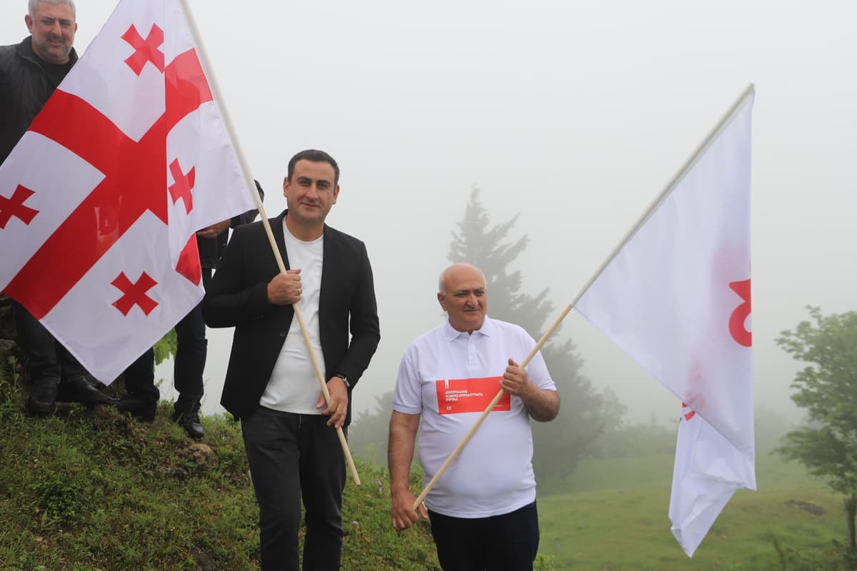 <p style="text-align: justify">თერჯოლის მუნიციპალიტეტის მერი მანუჩარ რობაქიძე, საკრებულოს თავმჯდომარე სოსო ჩაფიჩაძესთან ერთად საქართველოს დამოუკიდებლობის დღისადმი მიძღვნილ სხვადასხვა სახის ღონისძიებებში ჩაერთო.&nbsp;</p><p style="text-align: justify">26 მაისის პროგრამა სკანდის ისტორიულ ციხეზე საზეიმო მსვლელობით დაიწყო, სადაც ხელმძღვანელმა პირებმა სახელმწიფო დროშა აღმართეს.&nbsp;</p><p style="text-align: justify">მსვლელობის შემდეგ, თერჯოლის მუნიციპალიტეტის მერმა მანუჩარ რობაქიძემ, საკრებულოს თავმჯდომარესთან ერთად გვირგვინით შეამკო გმირთა დიდების მემორიალი და მოსახლეობას დამოუკიდებლობის დღე მიულოცა.</p><p style="text-align: justify">ადგილობრივი ხელისუფლების წარმომადგენლებმა ასევე პატივი მიაგეს ეროვნული მოძრაობის ერთ-ერთი ლიდერის ვანო ხუხუნაიშვილის ხსოვნას და მისი საფლავი ყვავილებით შეამკეს.</p><p style="text-align: justify">თერჯოლაში, მერიის განათლების, კულტურის, სპორტის და ახალგაზრდულ საქმეთა ორგანიზებით მოწყობილი აქტივობების ფარგლებში, ასევე ჩატარდება სპორტული და მუსიკალური ღონისძიებები.</p><p>&nbsp;</p>