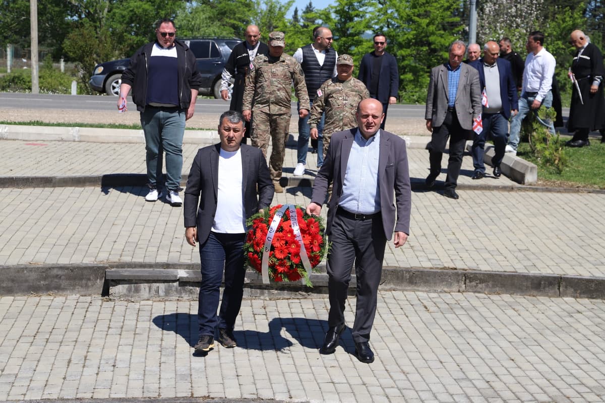 თერჯოლასა და ჩხარის ადმინისტრაციულ ერთეულში გმირთა დიდების მემორიალი გვირგვინებით შეამკეს