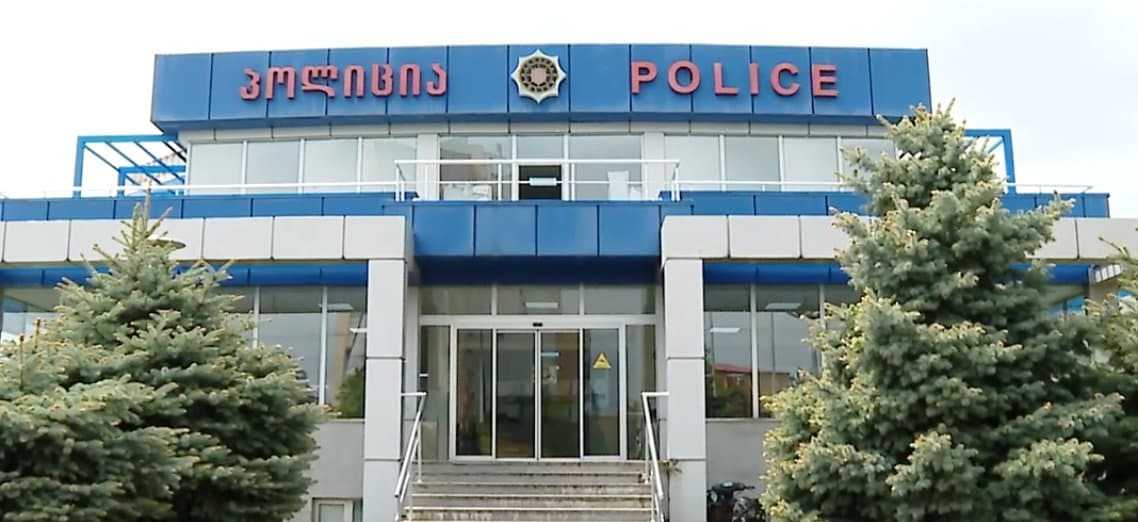 პოლიციამ ცეცხლსასროლი იარაღები და ნარკოტიკი ამოიღო - დაკავებულია აზერბაიჯანის მოქალაქე
