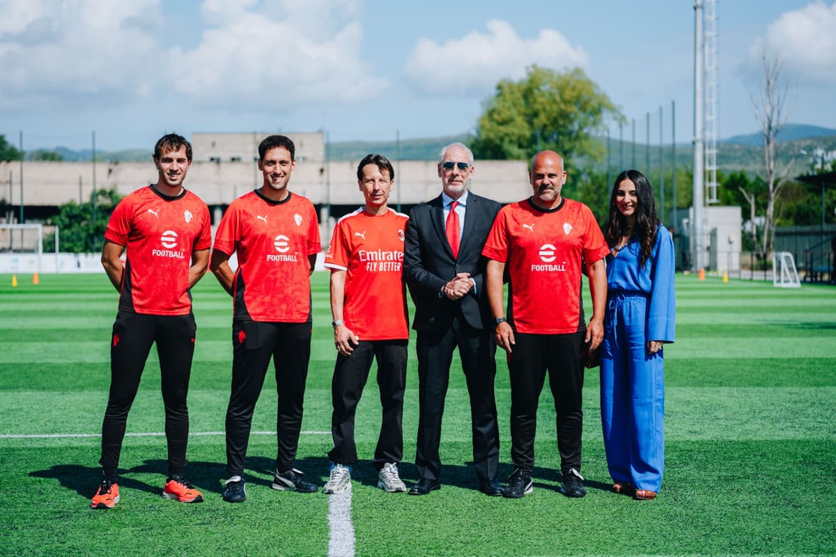 <p style="text-align: justify">წლევანდელი ზაფხულის ერთ-ერთმა ყველაზე მასშტაბურმა საფეხბურთო მოვლენამ სტარტი აიღო - თბილისში, ნუცუბიძის საფეხბურთო ცენტრში A.C. Milan-ის ოფიციალური საფეხბურთო კემპი „Milan Junior Camp Tbilisi“ დაიწყო.</p><p style="text-align: justify">ეს უნიკალური შესაძლებლობაა 6-დან 15 წლამდე ბავშვებისთვის, ივარჯიშონ „მილანის“ აკადემიის ოფიციალური მწვრთნელების ხელმძღვანელობით და გაიარონ ზუსტად ის პროგრამა და მეთოდოლოგია, რომლითაც იტალიური გრანდის აკადემიაში მომავალი ფეხბურთელები იზრდებიან.</p><p style="text-align: justify">კემპი 22 ივნისის ჩათვლით გაგრძელდება. მისი მონაწილეები მიიღებენ:</p><p style="text-align: justify">• "მილანის“ ოფიციალურ ეკიპირებას;&nbsp;<br>•&nbsp;საერთაშორისო სერტიფიკატს;&nbsp;<br>•&nbsp;ევროპული საფეხბურთო გარემოს გამოცდილებას;&nbsp;<br>•&nbsp;და შესაძლებლობას, მოხვდნენ „მილანის“ სკაუტების ყურადღების ცენტრში.&nbsp;</p><p style="text-align: justify">როგორც A.C. Milan-ის კემპის პარტნიორი მალხაზ მუსერიძე აღნიშნავს, პროექტის მიმართ ინტერესი გაიზარდა და შარშანდელი წარმატებული გამოცდილების შემდეგ, მოთხოვნა განსაკუთრებით მაღალია.</p><p style="text-align: justify">"წელს კემპის მონაწილეთა რაოდენობამ, დაახლოებით, 220 ბავშვს მიაღწია. ეს პროგრამა ბავშვებს დიდ პერსპექტივასაც უხსნის: „მილანი“ საერთაშორისო ფორმატით აწარმოებს სელექციას და მუდმივად აკვირდება ახალგაზრდა ტალანტებს.&nbsp;</p><p style="text-align: justify">შარშან „მილანთან“ გავაფორმეთ ხელშეკრულება, რომელიც საქართველოში სრულფასოვანი აკადემიის გახსნას ითვალისწინებს. ამ მიმართულებით, ძალიან ინტენსიურად ვმუშაობთ. ეს სკრუპულოზური პროცესია და უამრავ დეტალს მოიცავს, თუმცა იმედი მაქვს, რომ ამ შრომის შედეგს მალე ვიხილავთ", - აცხადებს მალხაზ მუსერიძე.</p><p style="text-align: justify">"Milan Camp Tbilisi 2026“-ის ორგანიზატორისა და საქართველოს ნაკრების ყოფილი ფეხბურთელის გიორგი ფოფხაძის თქმით, გასულ წელს ჩატარებულმა კემპმა იტალიელი მწვრთნელების მოლოდინსაც გადააჭარბა.</p><p style="text-align: justify">"მილანის“ ოფიციალურ მწვრთნელებს მსოფლიოს სხვადასხვა ქვეყანაში არაერთი კემპი აქვთ ჩატარებული, თუმცა თავად აღნიშნეს, რომ საქართველოში ისეთი მომზადებული და ნიჭიერი ბავშვები დახვდათ, როგორიც სხვაგან იშვიათად უნახავთ. პირდაპირ თქვეს საოცარი თაობა მოდისო. შეგვიძლია თამამად ვთქვათ, რომ ასეთი პროექტები არა მხოლოდ ბავშვებისთვის, არამედ თავად „მილანისთვისაც“ საინტერესოა", - ამბობს ფოფხაძე.</p><p style="text-align: justify">მისივე თქმით, იტალიელი სპეციალისტები გასულ წელს მონაწილე მოზარდებს ახლაც აქტიურად აკვირდებიან და რამდენიმე ბავშვი უკვე მონიშნულიც ჰყავთ, თუმცა არსებული რეგულაციების გამო, 18 წლამდე მოთამაშეების უცხოეთში გადაყვანა ამ ეტაპზე ვერ ხერხდება.</p><p style="text-align: justify">"საქართველოში ჩვენ გვაქვს სააგენტო, სადაც ბევრი ჩვენი ეროვნული ნაკრების ფეხბურთელია, ასევე ახალგაზრდული ნაკრების. არ მინდა, რომ სახელები და გვარები ჩამოვთვალო, ვინც ერკვევა, ალბათ, მიხვდება. მაგალითად, შარშანდელი კემპის შემდეგ ორ ბავშვთან დავიწყეთ ურთიერთობა. აქედან ერთი ბორჯომელი ბავშვია და გაოცებულები ვართ მისი სპორტული უნარებითა და მონაცემებით. ის ჯერ მხოლოდ 9 წლის არის", - აცხადებს გიორგი ფოფხაძე.</p><p style="text-align: justify">ორგანიზატორების თქმით, პროექტის მთავარი მიზანი მხოლოდ ერთკვირიანი საფეხბურთო გამოცდილება არ არის. საუბარია იმაზე, რომ ქართველმა ბავშვებმა საკუთარი თვალით ნახონ ევროპული საფეხბურთო სტანდარტი - დისციპლინა, გუნდური მუშაობა, ტაქტიკური აზროვნება და პროფესიონალური გარემო, სადაც მსოფლიო ფეხბურთის მომავალი იზრდება.</p><p style="text-align: justify">"მეც ყოფილი ფეხბურთელი ვარ და ზუსტად ვიცი, რამდენს ნიშნავს „მილანი“, რამხელა კლუბია და რამხელა ბედნიერებაა, გეცვას „მილანის“ მაისური და ერთი კვირის განმავლობაში გამოცდილებას პროფესიონალ მწვრთნელებთან ერთად იღებდე. ალბათ, ეს ერთი კვირა ჩვენი მომავალი თაობისთვის კიდევ უფრო განსხვავებული და დაუვიწყარი იქნება. ბავშვები ძალიან დიდ გამოცდილებას მიიღებენ. მე, მაგალითად, იმ ასაკში ასეთ კემპში რომ მიმეღო მონაწილეობა, მგონია, მომავალში ჩემი კარიერისთვის ძალიან მნიშვნელოვანი ტრამპლინი იქნებოდა. აქ სწავლობენ დისციპლინას, გუნდურ და ტაქტიკურ მუშაობას, მომავალში ეს მოზარდებს ძალიან დაეხმარებათ", - აცხადებს ფოფხაძე.</p><p style="text-align: justify">აღსანიშნავია, რომ როგორც შარშან, ისე წელს, პროექტის მხარდამჭერია საქართველოში იტალიის საელჩო.</p>