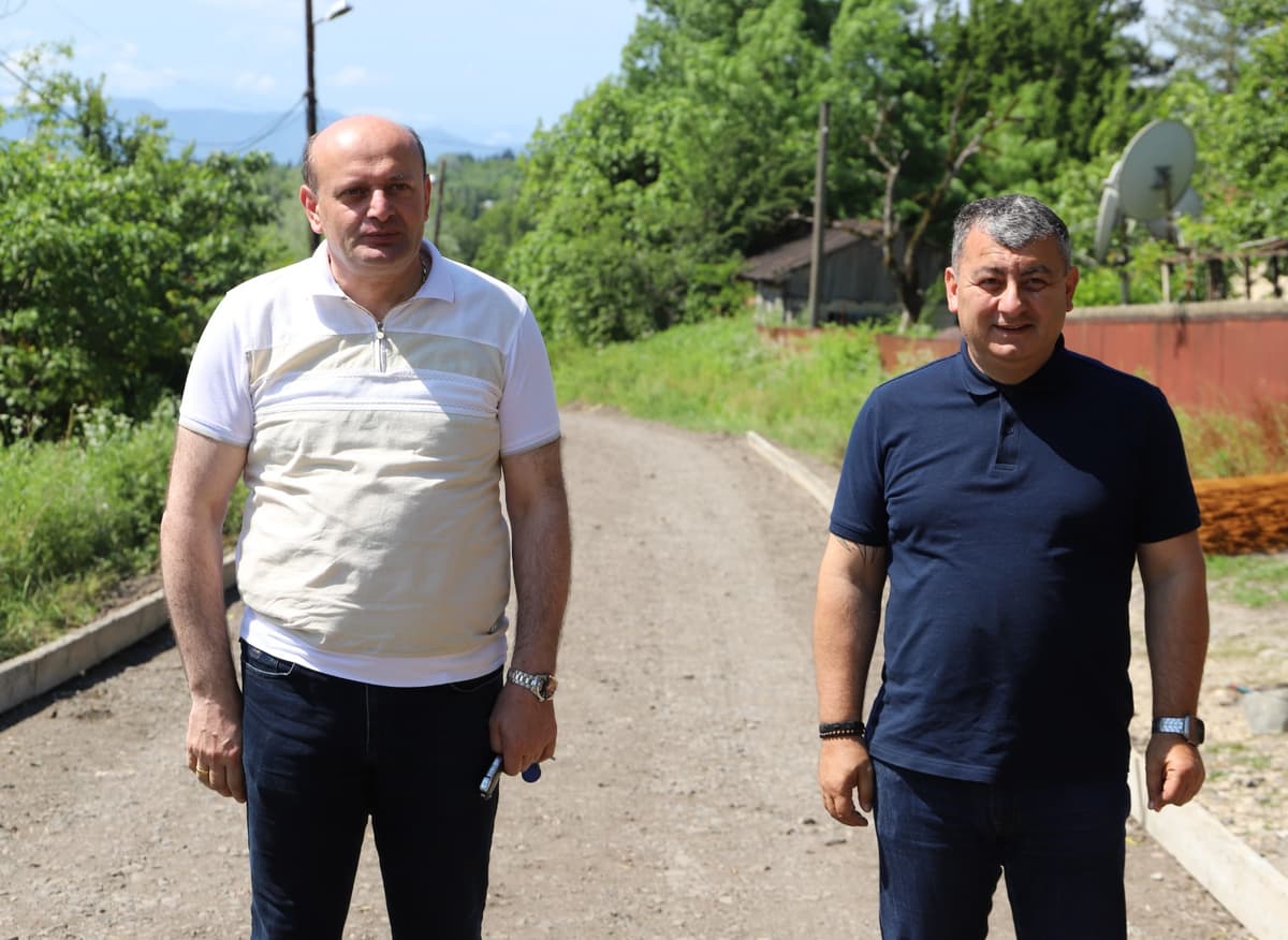 <p style="text-align: justify">თერჯოლის მუნიციპალიტეტის მერმა მანუჩარ რობაქიძემ, საკრებულოს თავმჯდომარე სოსო ჩაფიჩაძესთან და ადგილობრივი თვითმმართველობის წარმომადგენლებთან ერთად, სოფელ მეტლახში მიმდინარე საგზაო ინფრასტრუქტურული სამუშაოები დაათვალიერა და ადგილობრივ მოსახლეობას გაესაუბრა.</p><p style="text-align: justify">ორი სოფლის ქვედა ალისუბანი-მეტლახის დამაკაშირებელი გზის პროექტის ფარგლებში, არმირებული ბეტონის საფარით რეაბილიტაცია ჩაუტარდა 1,2 კმ გზას. ხელშეკრულების ღირებულება შეადგენს 395 976 ლარს. პროექტი გარდამავალია და სამუშაოები დასრულდება 2026 წელს.</p><p style="text-align: justify">საგზაო პროექტი რეგიონული განვითარების ფონდიდან ადგილობრივი ბიუჯეტის თანადაფინანსებით ხორციელდება.</p><p style="text-align: justify">მოწესრიგებული გზის საფარით 2000-მდე ადგილობრივი მოსახლე ისარგებლებს.</p>