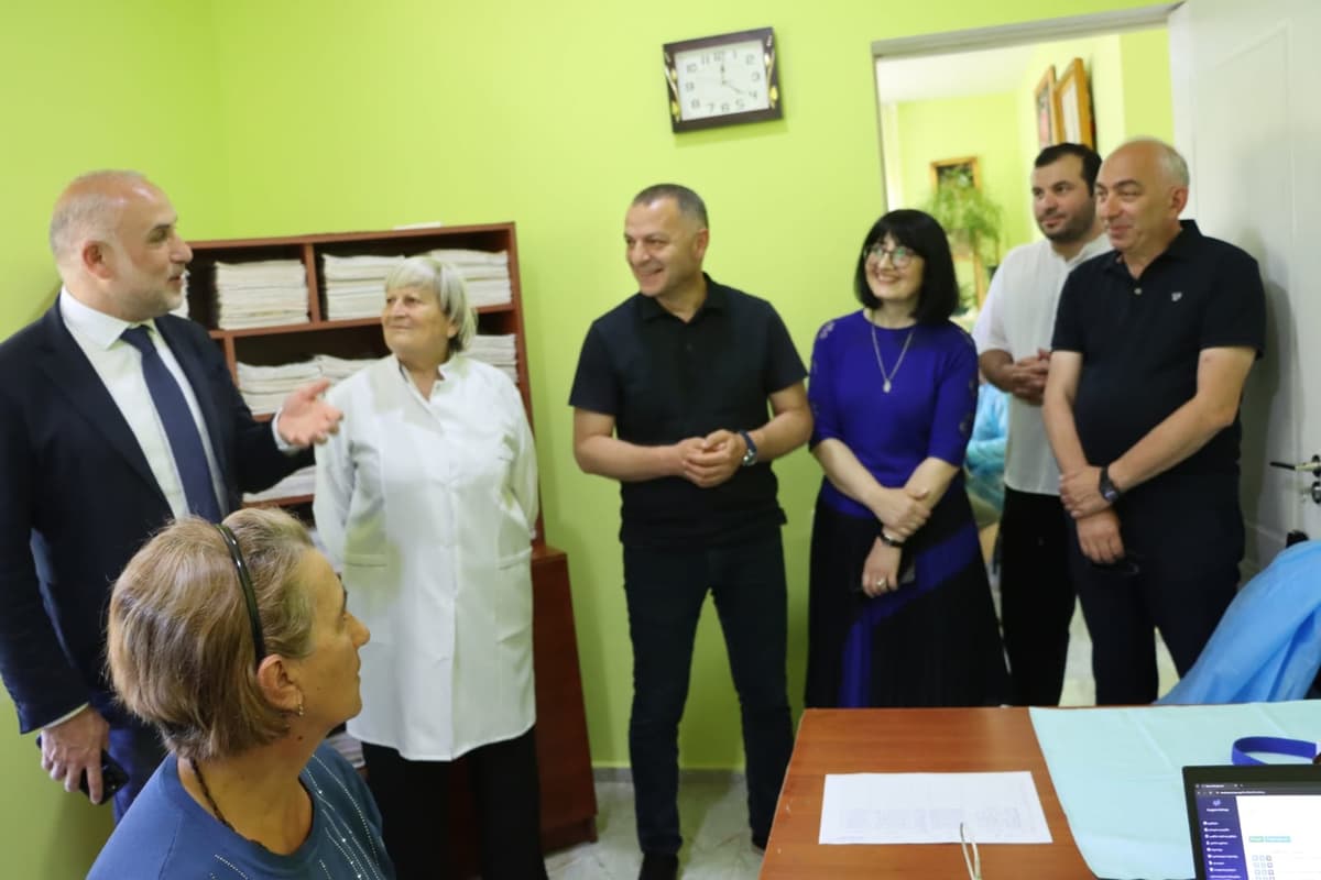 <p style="text-align: justify">დღეს, წალენჯიხის მუნიციპალიტეტის ფახულანის ადმინისტრაციულ ერთეულში უფასო სკრინინგ-აქცია ჩატარდა.</p><p style="text-align: justify">კვლევები მოიცავდა: B და C ჰეპატიტების, აივ ინფექცია/შიდსის სკრინინგის კვლევები 18 წლისა და უფროსი ასაკის პირებისთვის.</p><p style="text-align: justify">ძუძუს კიბოს სკრინინგს 40-70 წლის ქალებისთვის; საშვილოსნოს ყელის კიბოს სკრინინგს 25-60 წლის ჩათვლით ქალებისთვის; მსხვილი ნაწლავის კიბოს სკრინინგს; 50-70 წლის ჩათვლით ქალებისა და მამაკაცებისთვის; პროსტატის კიბოს სკრინინგს 50-70 წლის ჩათვლით მამაკაცებისთვის;</p><p style="text-align: justify">აქციის მიმდინარეობას წალენჯიხის &nbsp;მუნიციპალიტეტის მერი გუბა საჯაია,დაავადებათა კონტროლისა და საზოგადოებრივი ჯანმრთელობის ეროვნული ცენტრის დირექტორთან ირაკლი ფურცელაძესთან, მერის მოადგილეებთან, დაავადებათა კონტროლის წარმომადგენლებთან, საკრებულოს წევრებთან და შესაბამისი სამსახურის თანამშრომლებთან ერთად გაეცნო.</p><p style="text-align: justify">სამედიცინო მომსახურებით ასევე ისარგებლეს ოკუპირებული გალის ტერიტორიიდან გადმოსულმა მოქალაქეებმა.</p><p style="text-align: justify">უფასო სკრინინგ-აქცია ჯანდაცვის სახელმწიფო პროგრამის ფარგლებში, დაავადებათა კონტროლისა და საზოგადოებრივი ჯანმრთელობის ეროვნული ცენტრის ორგანიზებითა და წალენჯიხის მუნიციპალიტეტის მერიის მხარდაჭერით გაიმართა.</p><p>&nbsp;</p>