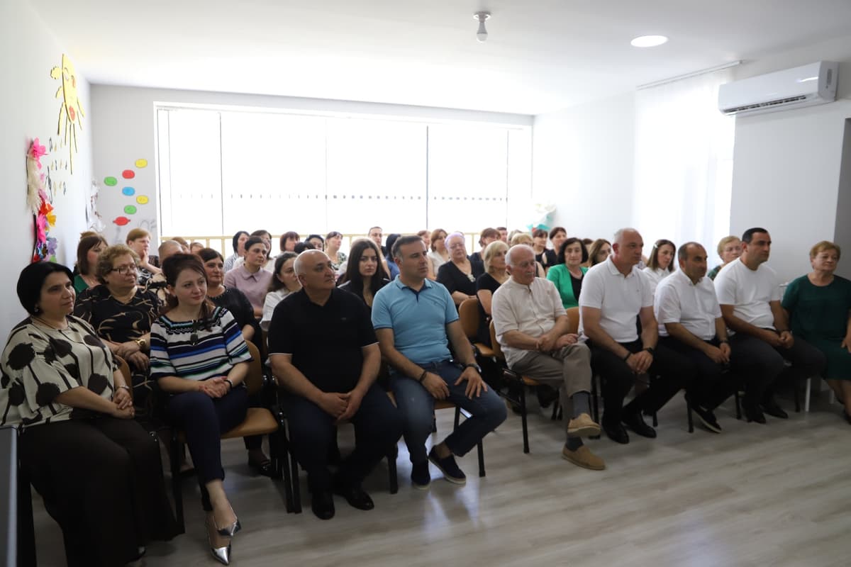 <p style="text-align: justify">თერჯოლის მერი მანუჩარ რობაქიძე, საქართველოს ინტელექტუალური საკუთრების ეროვნული ცენტრის "საქპატენტის" თავმჯდომარე სოსო გიორგაძე, საკრებულოს თავმჯდომარე სოსო ჩაფიჩაძე, ადგილობრივი თვითმმართველობის წარმომადგენლებთან ერთად, თერჯოლის სკოლამდელი აღზრდის მუნიციპალური ცენტრის დირექტორს მაია თორთლაძეს და საბავშვო ბაღების წარმომადგენლებს შეხვდნენ.</p><p style="text-align: justify">შეხვედრაზე, განსაკუთრებული ყურადღება დაეთმო სკოლამდელი განათლების ხელშეწყობასა და საგანმანათლებლო რესურსების ხელმისაწვდომობის გაზრდას. ამ მიზნით, თერჯოლის საბავშვო ბაღებს გადაეცა საქპატენტის პოლიგრაფიულ ბაზაზე დაბეჭდილი მასალები, მათ შორის 2-დან 6 წლამდე ასაკის ბავშვებისთვის განკუთვნილი კურიკულუმის მეთოდური სახელმძღვანელოს 100 ეგზემპლარი და ინტელექტუალური საკუთრების საკითხებზე შექმნილი საბავშვო ზღაპრები.</p><p style="text-align: justify">სახელმძღვანელოები დაეხმარება, როგორც პედაგოგებს, ისე აღმზრდელებს სასწავლო პროცესის უფრო ეფექტიანად წარმართვაში და სკოლამდელი განათლების პროგრამით გათვალისწინებული მიზნების მიღწევაში. რესურსები ხელს შეუწყობს ბავშვების შემეცნებითი, შემოქმედებითი და სოციალური უნარების განვითარებას, ასევე მათში დამოუკიდებელი და კრიტიკული აზროვნების ჩამოყალიბებას.</p><p style="text-align: justify">შეხვედრის &nbsp;ფარგლებში, ხელმძღვანელმა პირებმა &nbsp;# 3 საბავშვო ბაღის აღსაზრდელთა ჯგუფები დაათვალიერეს და მათ მიერ წარმოდგენილი მუსიკალური ნომრებიც მოისმინეს.</p>