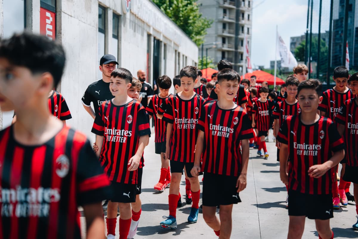 <p style="text-align: justify">წლევანდელი ზაფხულის ერთ-ერთმა ყველაზე მასშტაბურმა საფეხბურთო მოვლენამ სტარტი აიღო - თბილისში, ნუცუბიძის საფეხბურთო ცენტრში A.C. Milan-ის ოფიციალური საფეხბურთო კემპი „Milan Junior Camp Tbilisi“ დაიწყო.</p><p style="text-align: justify">ეს უნიკალური შესაძლებლობაა 6-დან 15 წლამდე ბავშვებისთვის, ივარჯიშონ „მილანის“ აკადემიის ოფიციალური მწვრთნელების ხელმძღვანელობით და გაიარონ ზუსტად ის პროგრამა და მეთოდოლოგია, რომლითაც იტალიური გრანდის აკადემიაში მომავალი ფეხბურთელები იზრდებიან.</p><p style="text-align: justify">კემპი 22 ივნისის ჩათვლით გაგრძელდება. მისი მონაწილეები მიიღებენ:</p><p style="text-align: justify">• "მილანის“ ოფიციალურ ეკიპირებას;&nbsp;<br>•&nbsp;საერთაშორისო სერტიფიკატს;&nbsp;<br>•&nbsp;ევროპული საფეხბურთო გარემოს გამოცდილებას;&nbsp;<br>•&nbsp;და შესაძლებლობას, მოხვდნენ „მილანის“ სკაუტების ყურადღების ცენტრში.&nbsp;</p><p style="text-align: justify">როგორც A.C. Milan-ის კემპის პარტნიორი მალხაზ მუსერიძე აღნიშნავს, პროექტის მიმართ ინტერესი გაიზარდა და შარშანდელი წარმატებული გამოცდილების შემდეგ, მოთხოვნა განსაკუთრებით მაღალია.</p><p style="text-align: justify">"წელს კემპის მონაწილეთა რაოდენობამ, დაახლოებით, 220 ბავშვს მიაღწია. ეს პროგრამა ბავშვებს დიდ პერსპექტივასაც უხსნის: „მილანი“ საერთაშორისო ფორმატით აწარმოებს სელექციას და მუდმივად აკვირდება ახალგაზრდა ტალანტებს.&nbsp;</p><p style="text-align: justify">შარშან „მილანთან“ გავაფორმეთ ხელშეკრულება, რომელიც საქართველოში სრულფასოვანი აკადემიის გახსნას ითვალისწინებს. ამ მიმართულებით, ძალიან ინტენსიურად ვმუშაობთ. ეს სკრუპულოზური პროცესია და უამრავ დეტალს მოიცავს, თუმცა იმედი მაქვს, რომ ამ შრომის შედეგს მალე ვიხილავთ", - აცხადებს მალხაზ მუსერიძე.</p><p style="text-align: justify">"Milan Camp Tbilisi 2026“-ის ორგანიზატორისა და საქართველოს ნაკრების ყოფილი ფეხბურთელის გიორგი ფოფხაძის თქმით, გასულ წელს ჩატარებულმა კემპმა იტალიელი მწვრთნელების მოლოდინსაც გადააჭარბა.</p><p style="text-align: justify">"მილანის“ ოფიციალურ მწვრთნელებს მსოფლიოს სხვადასხვა ქვეყანაში არაერთი კემპი აქვთ ჩატარებული, თუმცა თავად აღნიშნეს, რომ საქართველოში ისეთი მომზადებული და ნიჭიერი ბავშვები დახვდათ, როგორიც სხვაგან იშვიათად უნახავთ. პირდაპირ თქვეს საოცარი თაობა მოდისო. შეგვიძლია თამამად ვთქვათ, რომ ასეთი პროექტები არა მხოლოდ ბავშვებისთვის, არამედ თავად „მილანისთვისაც“ საინტერესოა", - ამბობს ფოფხაძე.</p><p style="text-align: justify">მისივე თქმით, იტალიელი სპეციალისტები გასულ წელს მონაწილე მოზარდებს ახლაც აქტიურად აკვირდებიან და რამდენიმე ბავშვი უკვე მონიშნულიც ჰყავთ, თუმცა არსებული რეგულაციების გამო, 18 წლამდე მოთამაშეების უცხოეთში გადაყვანა ამ ეტაპზე ვერ ხერხდება.</p><p style="text-align: justify">"საქართველოში ჩვენ გვაქვს სააგენტო, სადაც ბევრი ჩვენი ეროვნული ნაკრების ფეხბურთელია, ასევე ახალგაზრდული ნაკრების. არ მინდა, რომ სახელები და გვარები ჩამოვთვალო, ვინც ერკვევა, ალბათ, მიხვდება. მაგალითად, შარშანდელი კემპის შემდეგ ორ ბავშვთან დავიწყეთ ურთიერთობა. აქედან ერთი ბორჯომელი ბავშვია და გაოცებულები ვართ მისი სპორტული უნარებითა და მონაცემებით. ის ჯერ მხოლოდ 9 წლის არის", - აცხადებს გიორგი ფოფხაძე.</p><p style="text-align: justify">ორგანიზატორების თქმით, პროექტის მთავარი მიზანი მხოლოდ ერთკვირიანი საფეხბურთო გამოცდილება არ არის. საუბარია იმაზე, რომ ქართველმა ბავშვებმა საკუთარი თვალით ნახონ ევროპული საფეხბურთო სტანდარტი - დისციპლინა, გუნდური მუშაობა, ტაქტიკური აზროვნება და პროფესიონალური გარემო, სადაც მსოფლიო ფეხბურთის მომავალი იზრდება.</p><p style="text-align: justify">"მეც ყოფილი ფეხბურთელი ვარ და ზუსტად ვიცი, რამდენს ნიშნავს „მილანი“, რამხელა კლუბია და რამხელა ბედნიერებაა, გეცვას „მილანის“ მაისური და ერთი კვირის განმავლობაში გამოცდილებას პროფესიონალ მწვრთნელებთან ერთად იღებდე. ალბათ, ეს ერთი კვირა ჩვენი მომავალი თაობისთვის კიდევ უფრო განსხვავებული და დაუვიწყარი იქნება. ბავშვები ძალიან დიდ გამოცდილებას მიიღებენ. მე, მაგალითად, იმ ასაკში ასეთ კემპში რომ მიმეღო მონაწილეობა, მგონია, მომავალში ჩემი კარიერისთვის ძალიან მნიშვნელოვანი ტრამპლინი იქნებოდა. აქ სწავლობენ დისციპლინას, გუნდურ და ტაქტიკურ მუშაობას, მომავალში ეს მოზარდებს ძალიან დაეხმარებათ", - აცხადებს ფოფხაძე.</p><p style="text-align: justify">აღსანიშნავია, რომ როგორც შარშან, ისე წელს, პროექტის მხარდამჭერია საქართველოში იტალიის საელჩო.</p>