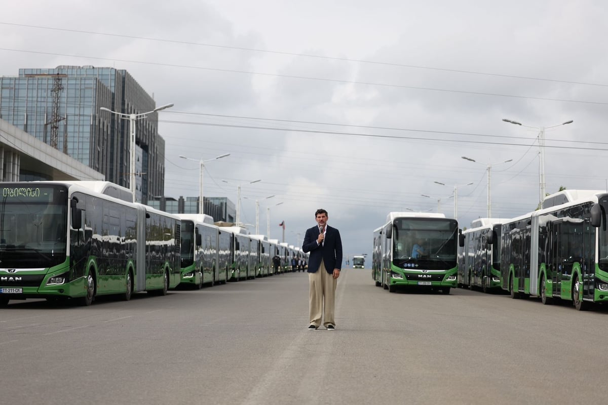 The buses, powered by compressed natural gas (CNG), carry up to 162 passengers, including 43 seated, and are fully accessible for people with disabilities