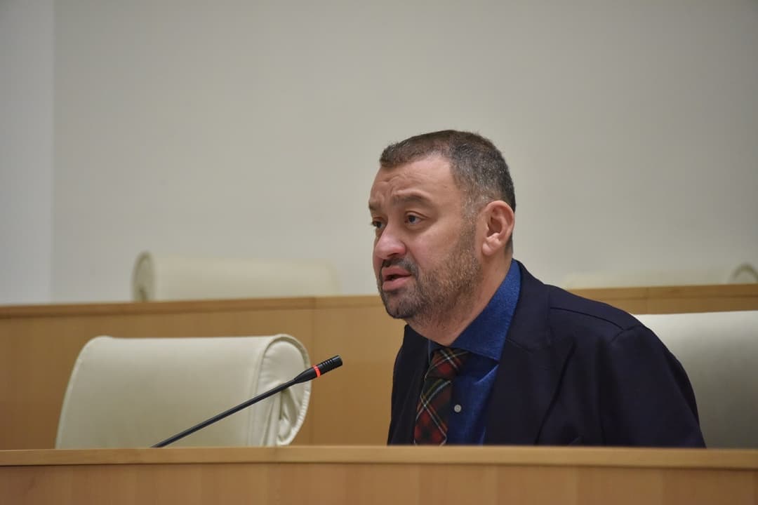 ბექა ოდიშარია – ახია კასიანოვზე, რომ მისი განცხადება ჩამოურიგო ყველა იმ დევნილს, რომლებიც საქართველომ შეიფარა, გაათბო და დააპურა