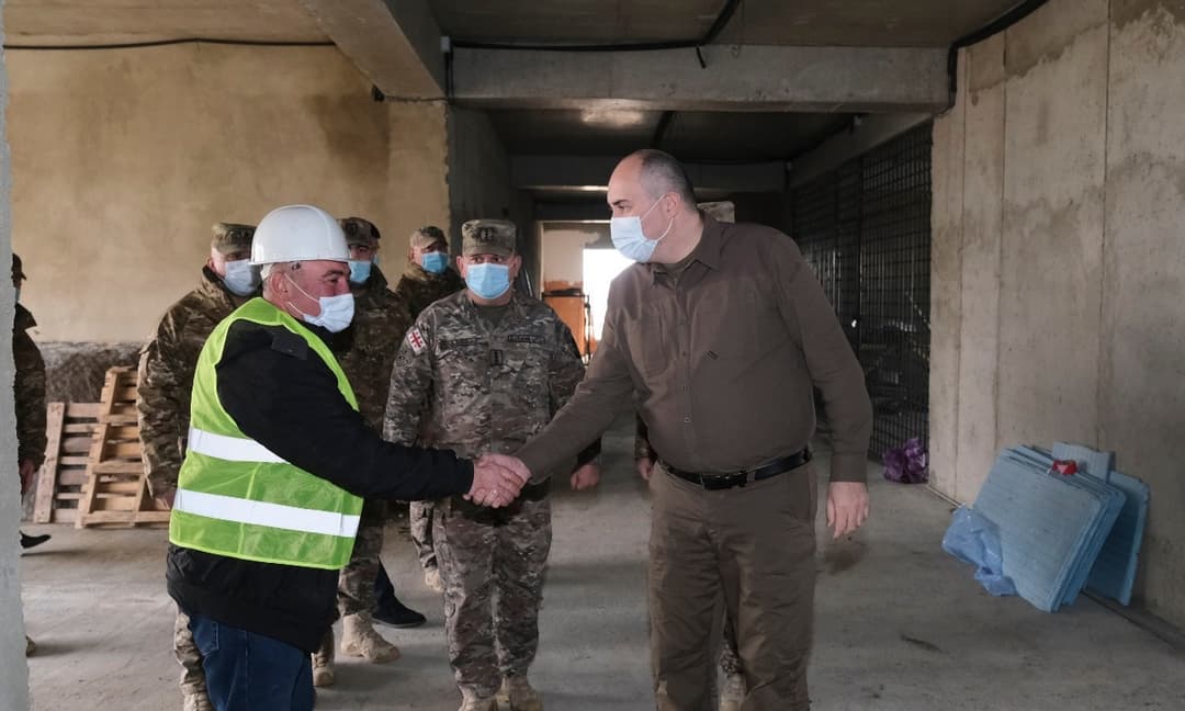 თავდაცვის მინისტრმა გორში მე-11 ბატალიონის სამშენებლო სამუშაოები დაათვალიერა