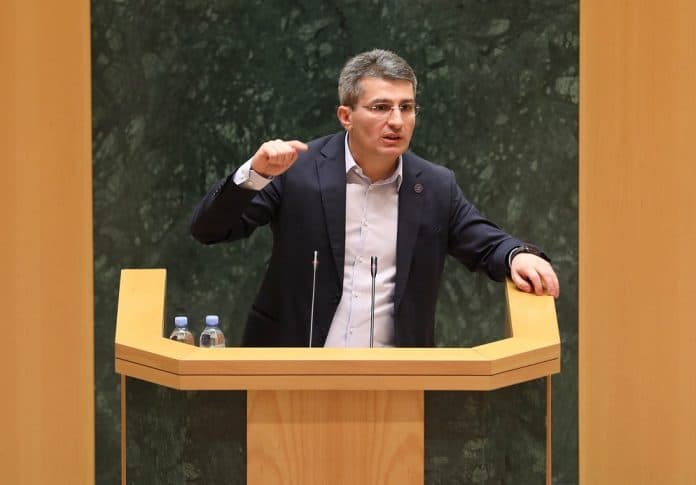 მამუკა მდინარაძე – კითხვებს ვერ სვამენ და დარჩათ სამწუთიანი ძალიან დაბალ დონეზე შესრულებული პერფორმანსი