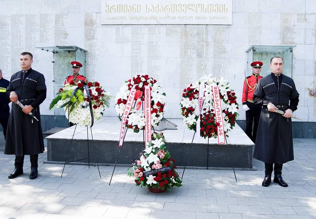 რუსლან აბაშიძემ აფხაზეთის მთავრობის წევრებთან ერთად, გმირთა მემორიალი გვირგვინით შეამკო