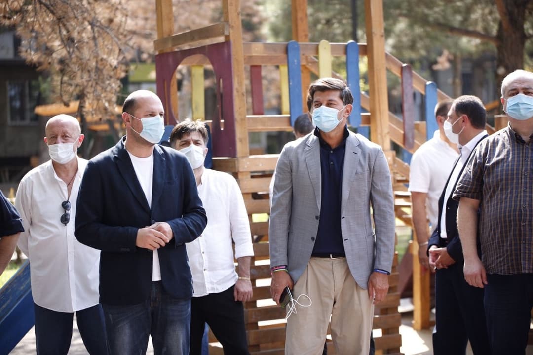 თბილისის მერობისა და ნაძალადევის მაჟორიტარობის კანდიდატებმა მოსახლეობასთან შეხვედრა გამართეს